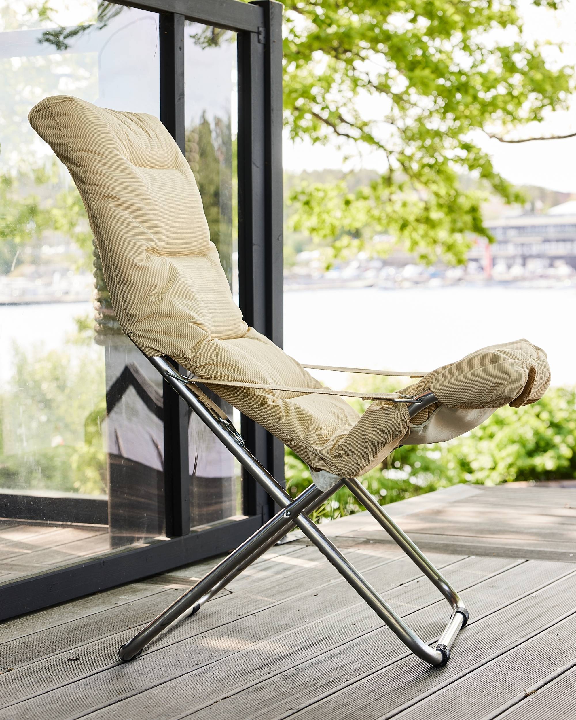 Fiam Fiesta Soft solstol med pute i fargen gul på terrassen