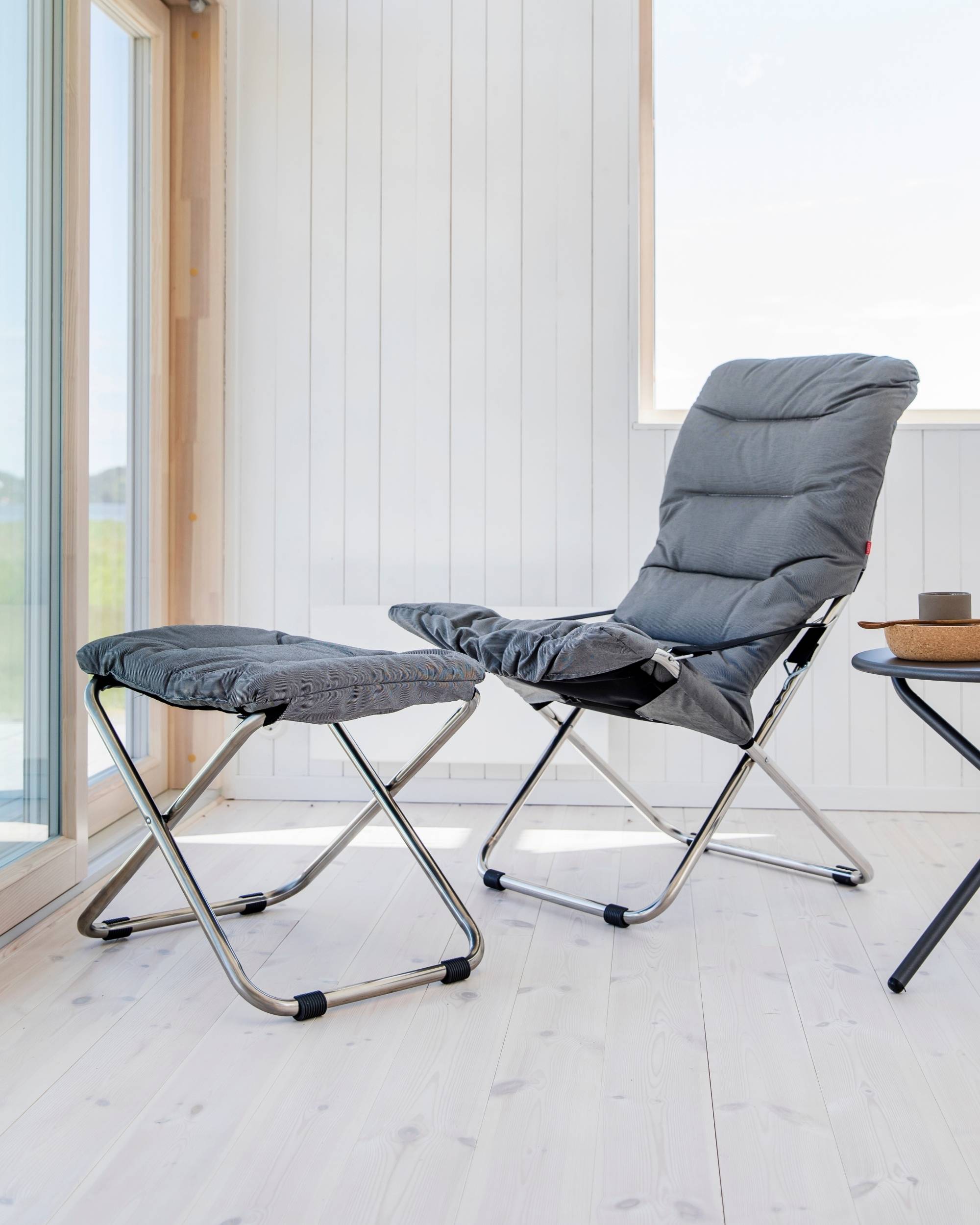 Fiam Fiesta Soft solstol med pute og en fotskammel med pute i fargen gråhvit. Inne i stua