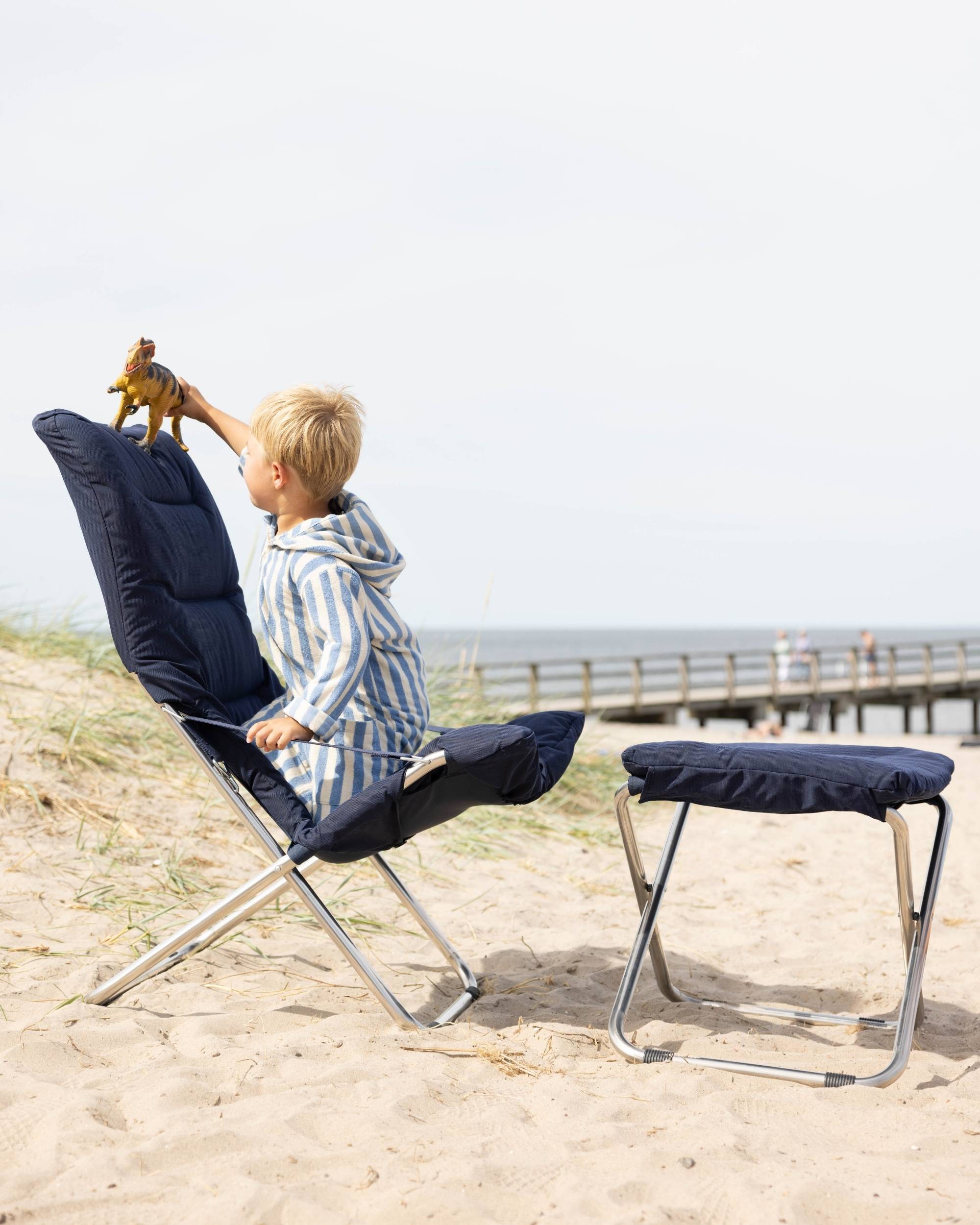 Fiam Fiesta Soft solstol med pute i fargen blå på stranden