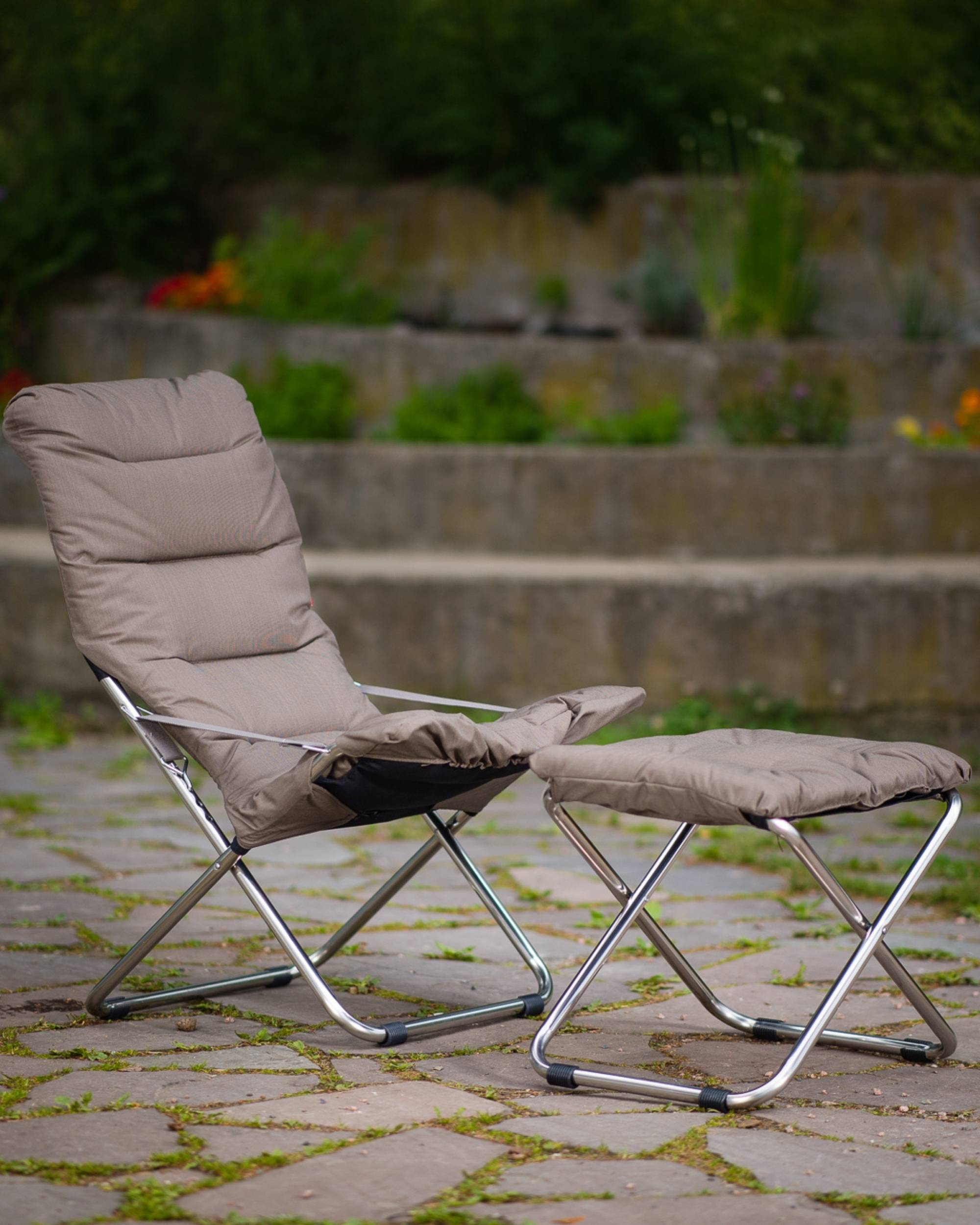 Fiam Fiesta Soft Solstol i fargen brun med en fotskammel i fargen brun