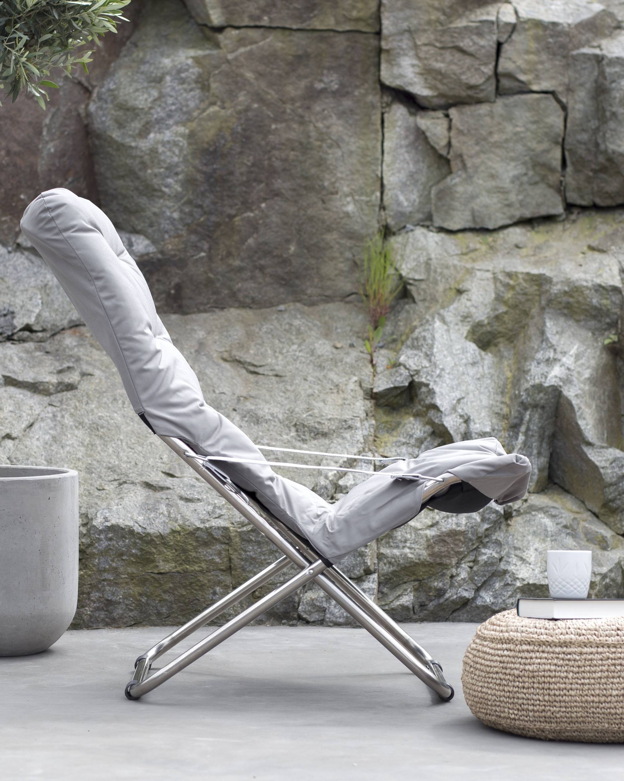 Fiam Fiesta Soft i fargen grå ute på terrassen