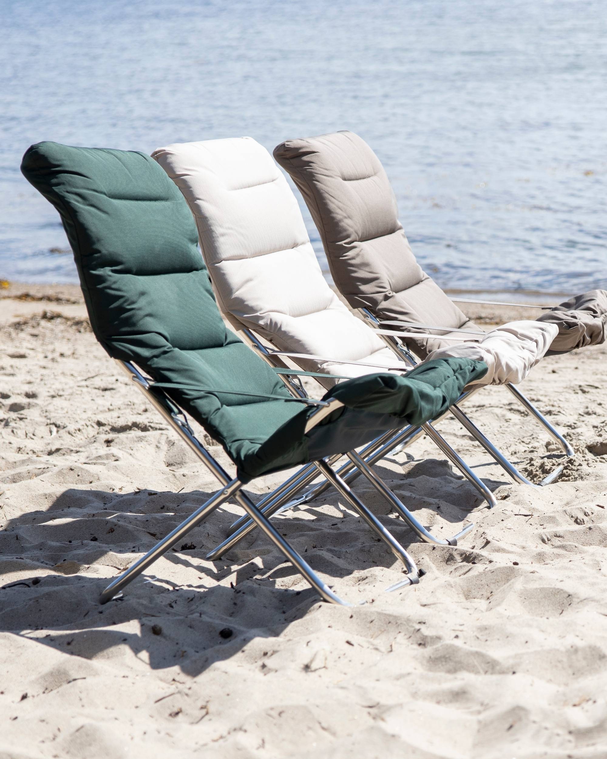 Flere Fiam Fiesta Soft solstoler på stranden med pute og ulike farger