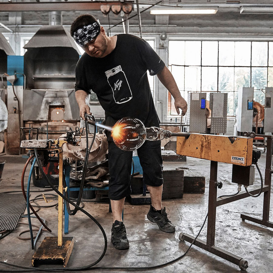 Hadeland Glassverk håndverker blåser en glødende Skumring krystallkule, detaljbilde av tradisjonelt glassarbeid