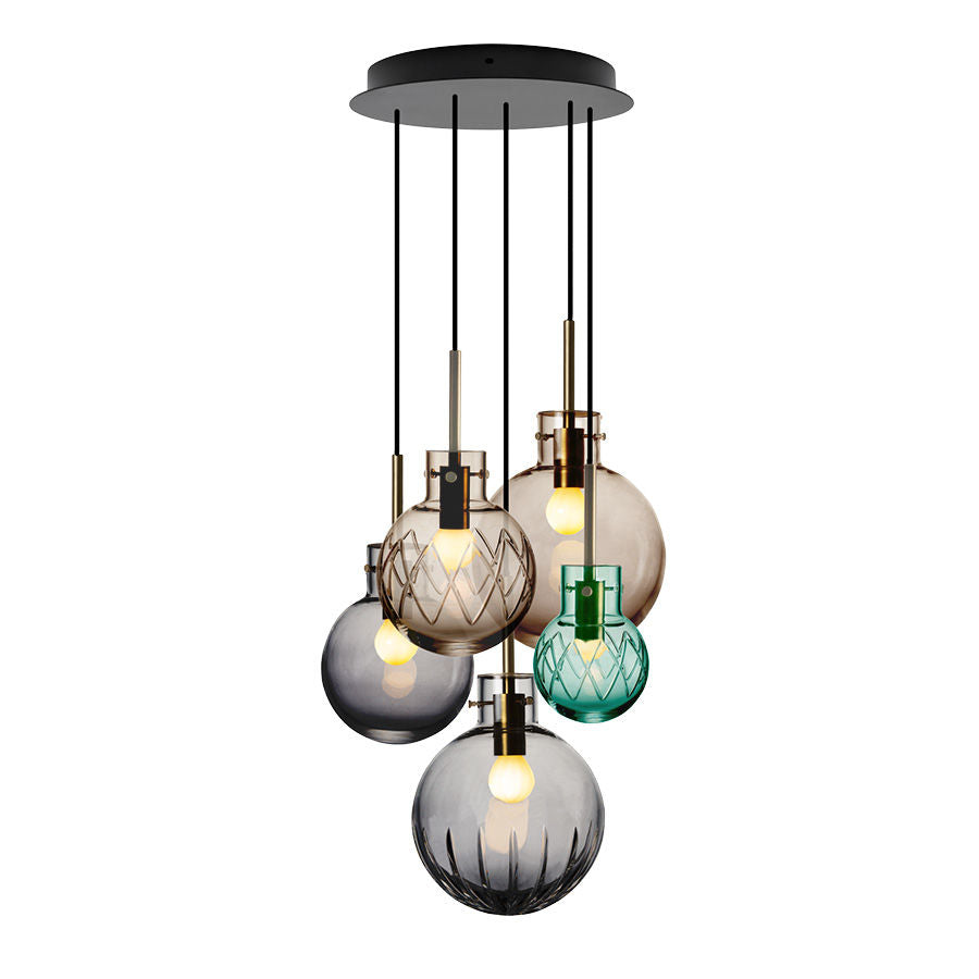 Hadeland Skumring krystallkuler lampe med fem fargede glasspendler i grått, brunt og turkis, strukturert overflate