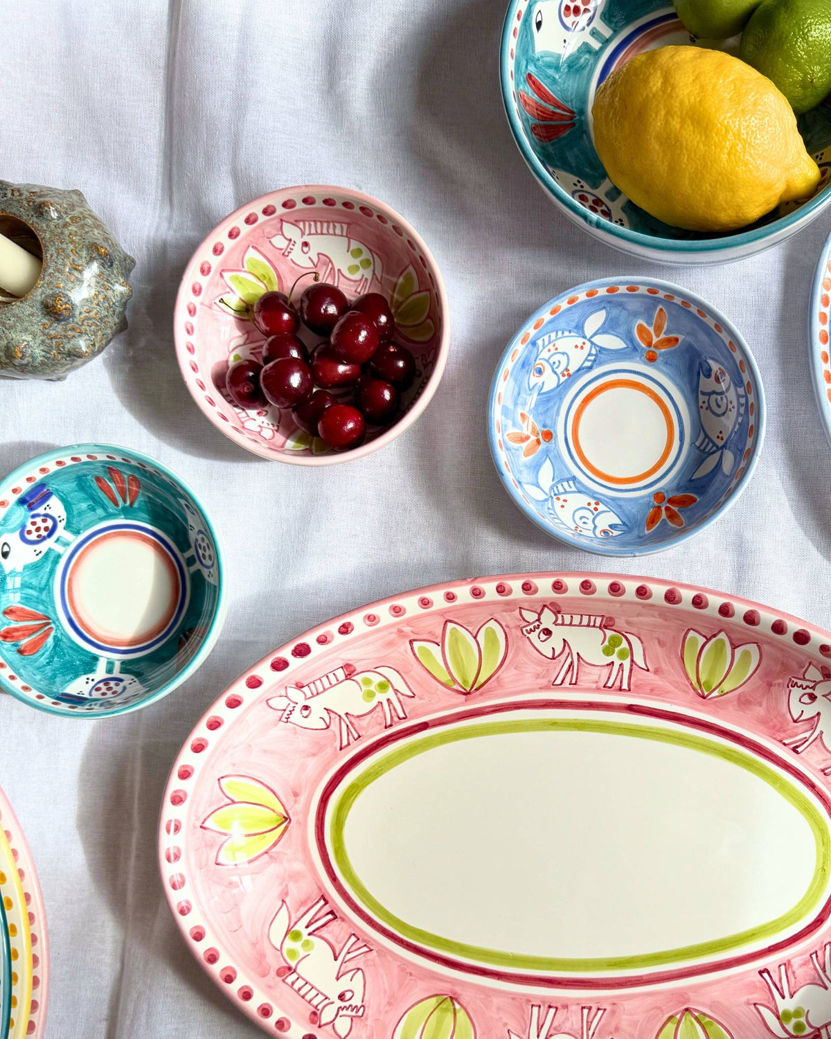 Dipinto Ceramics Amalfi liten bolle i rosa keramikk med håndmalt hvitt hestemotiv og bær