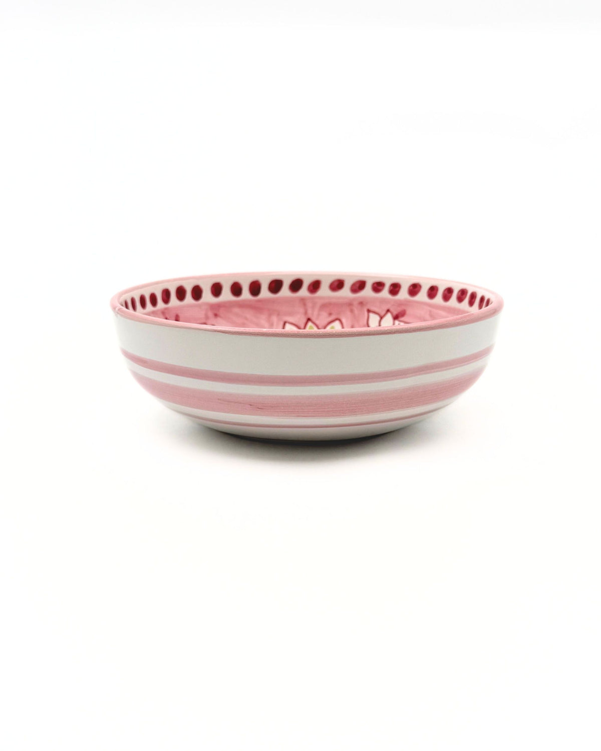 Sidevisning av Dipinto Ceramics Amalfi bolle: hvite striper og håndmalte rosa prikker og blomster på innvendig kant
