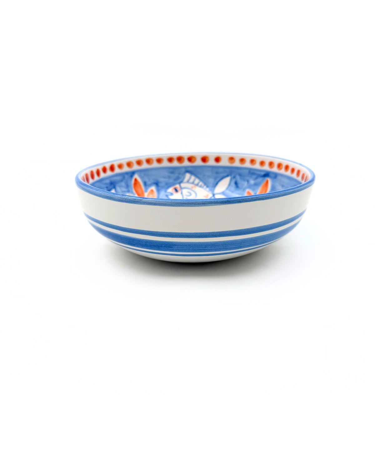 Dipinto Ceramics Amalfi bolle, detalj av innside med blått fiskemønster, oransje detaljer og hvit bakgrunn.