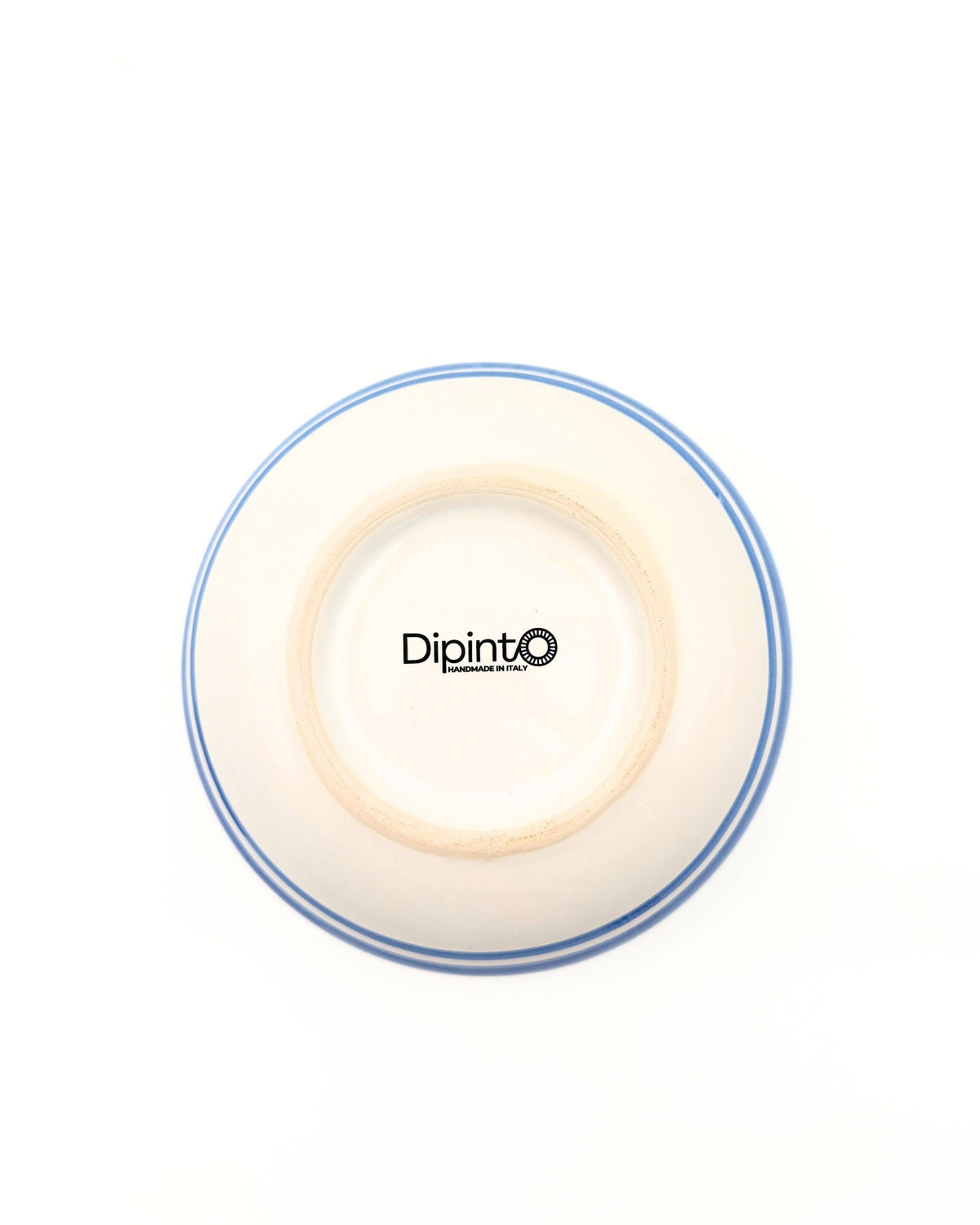 Baksiden av Dipinto Ceramics Amalfi bolle 18cm med to blå striper langs kanten og Dipinto-logoen i midten