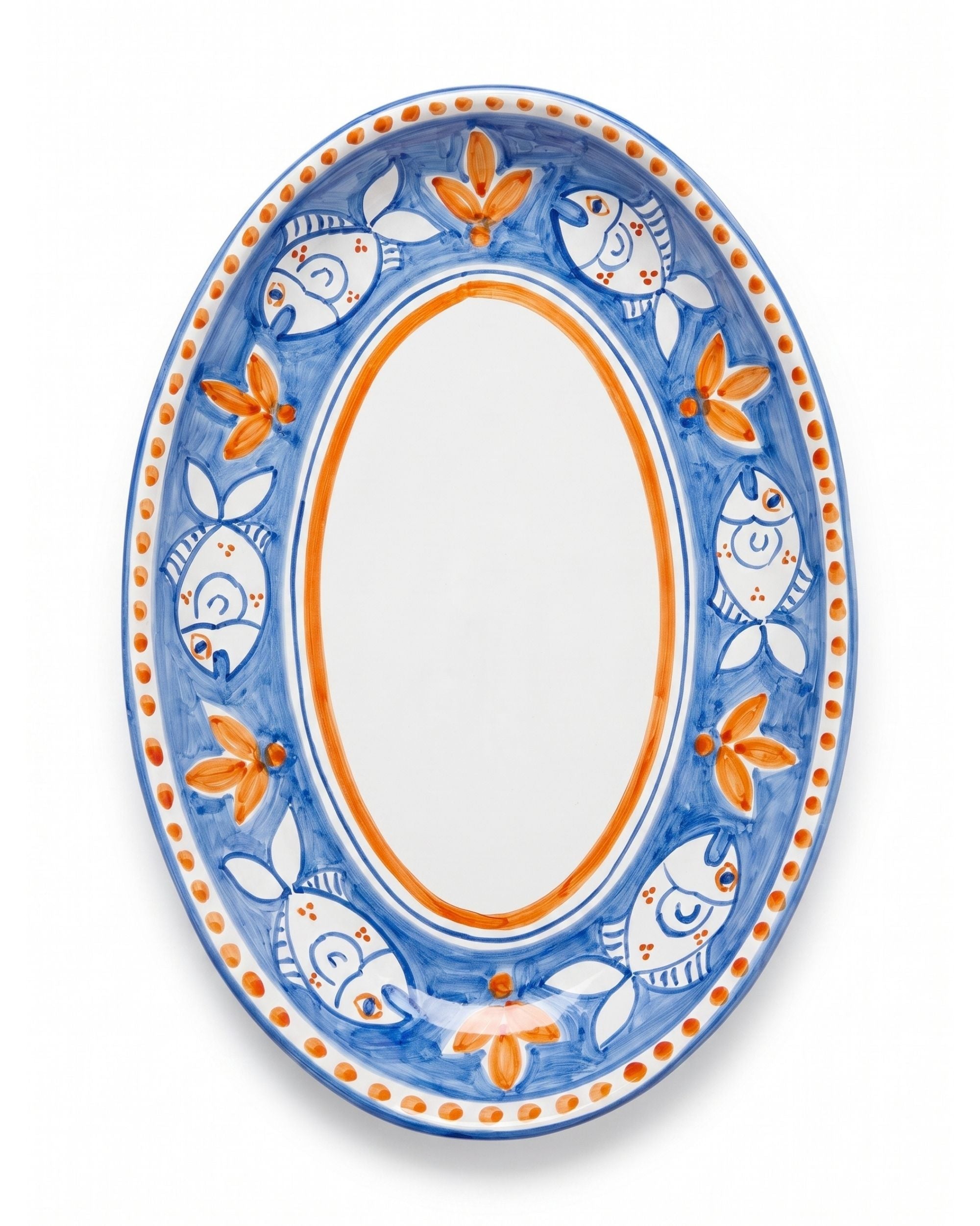 Dipinto Ceramics Amalfi-fat. Håndmalt, ovalt keramikkfat med blå kant, hvite fisker og oransje blomsterdetaljer. Nærstudie.