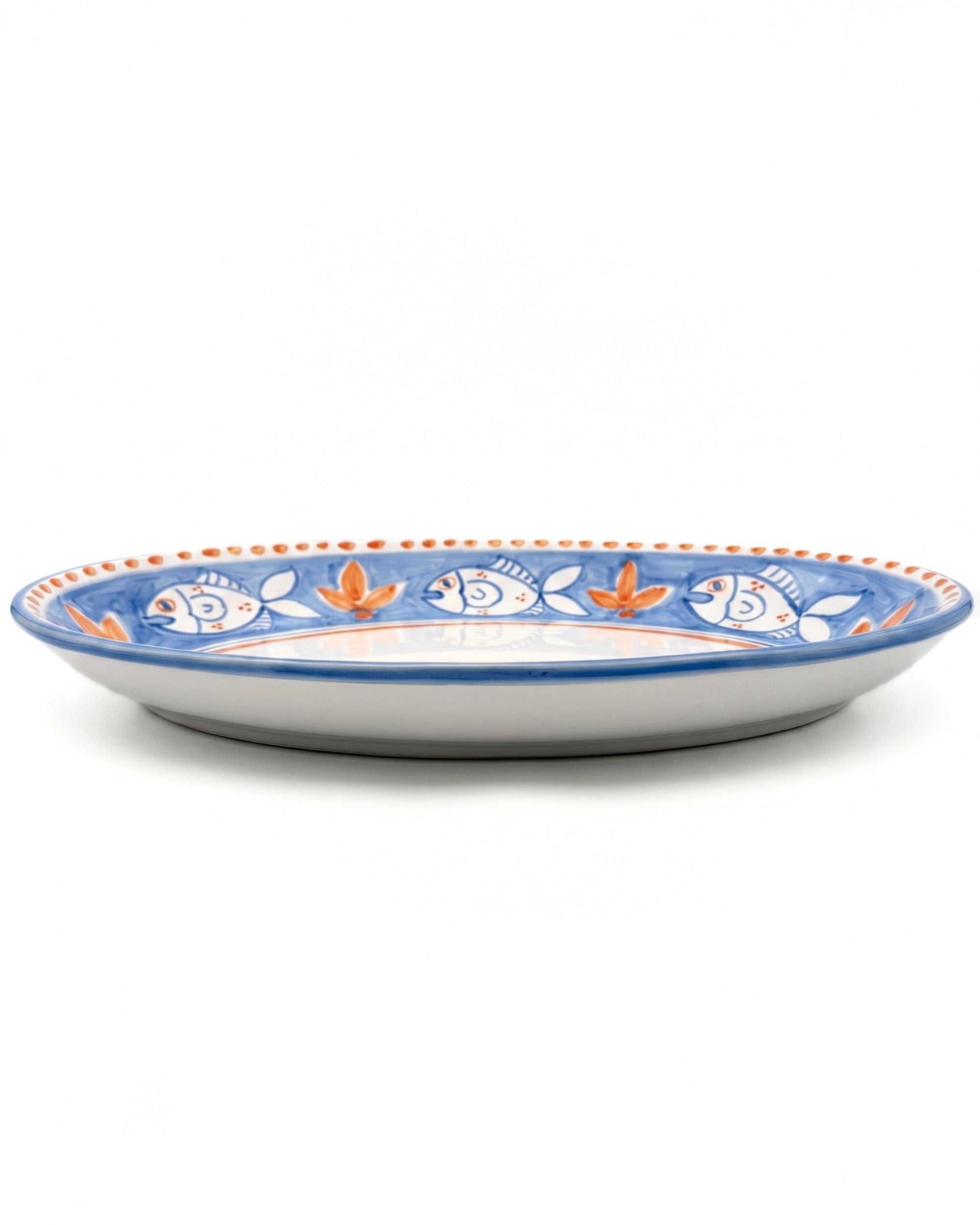 Dipinto Ceramics Amalfi Ovalt Fat, detalj av håndmalt fiske- og blomstermønster i hvitt, blått og oransje keramikk