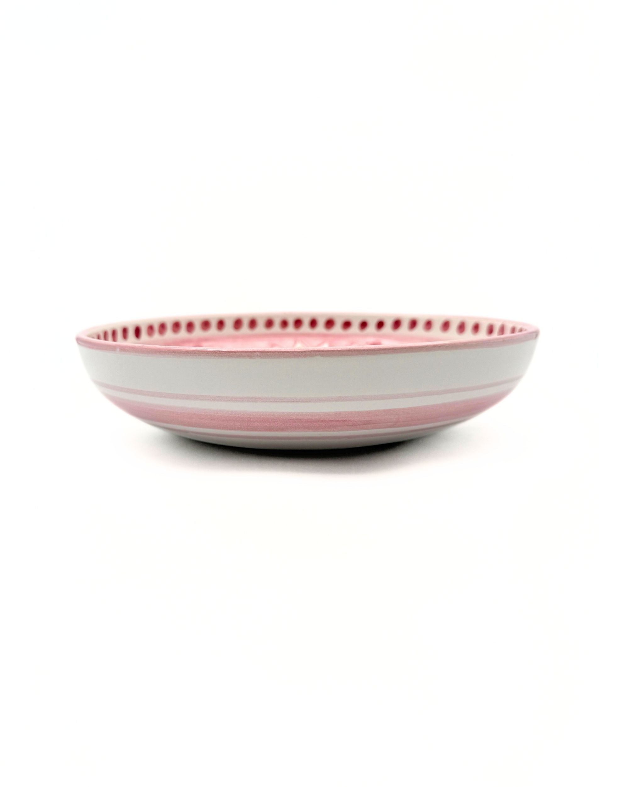 Dipinto Ceramics Amalfi pastabolle, detaljbilde av rosa og hvit håndmalt keramikk med prikker på kant og striper