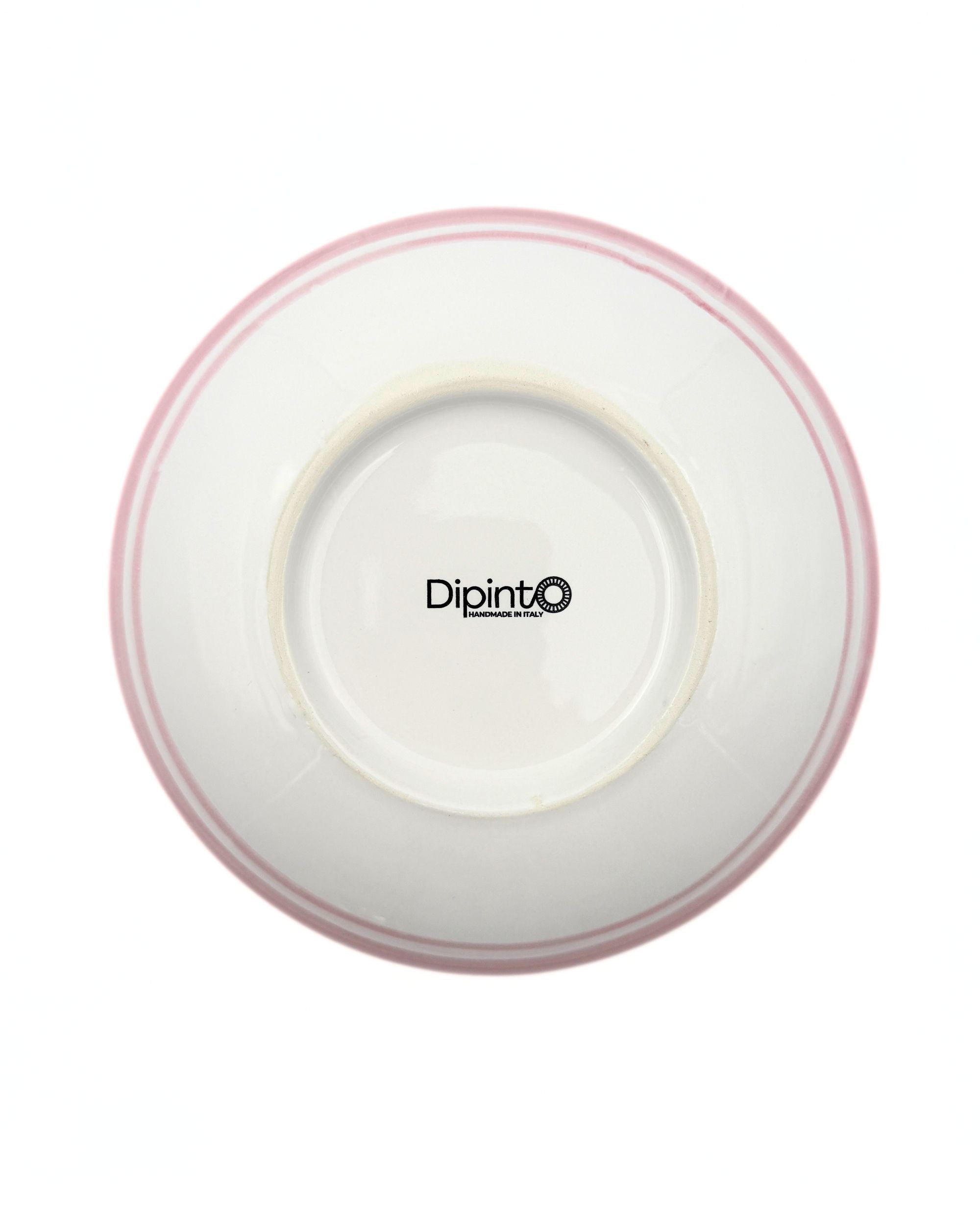 Baksiden av Dipinto Ceramics Amalfi pastabolle, hvit med to rosa striper langs kanten og Dipinto logo i midten