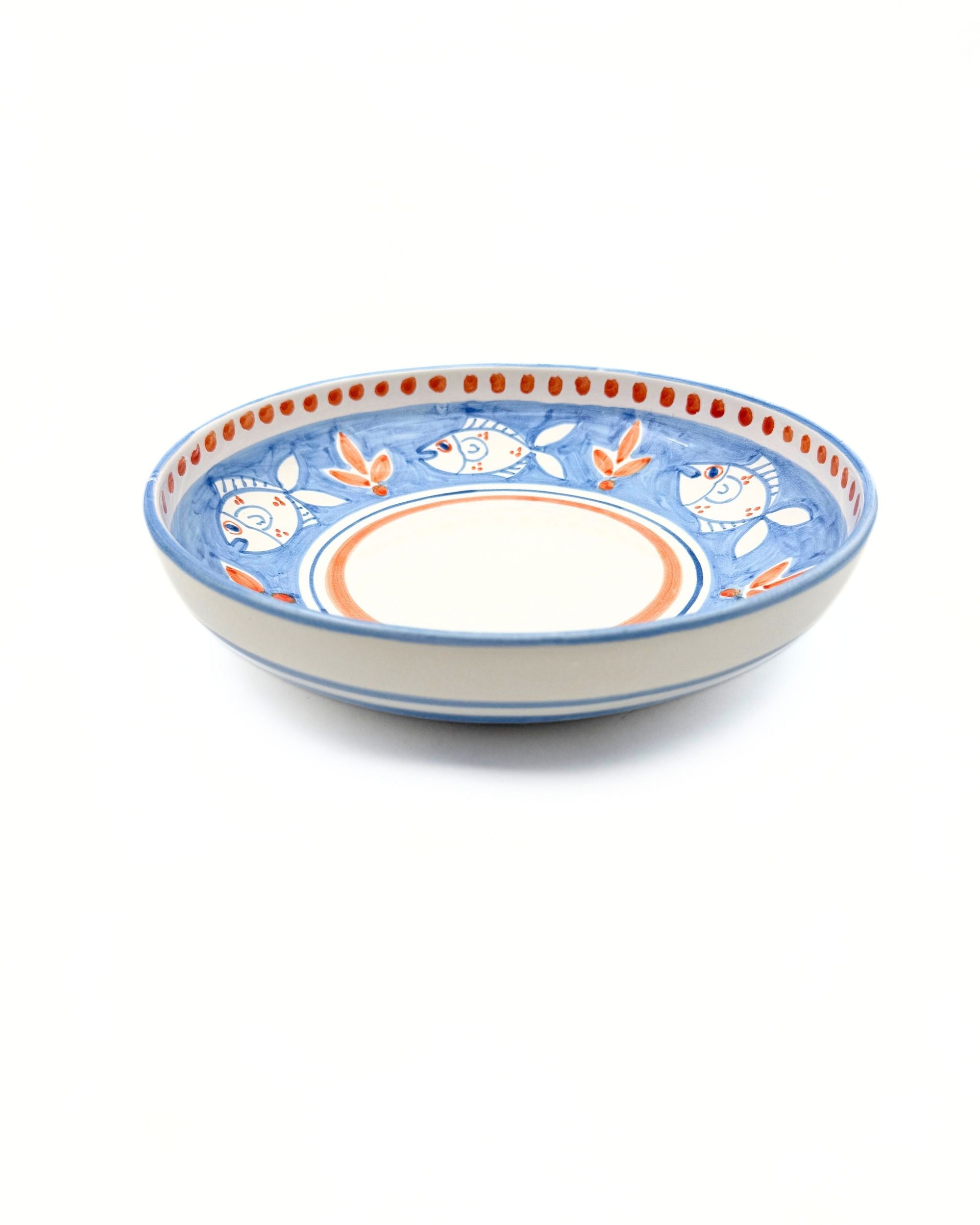 Dipinto Ceramics Amalfi pastabolle, blå kant med hvite fisker og rød/oransje dekor i detalj