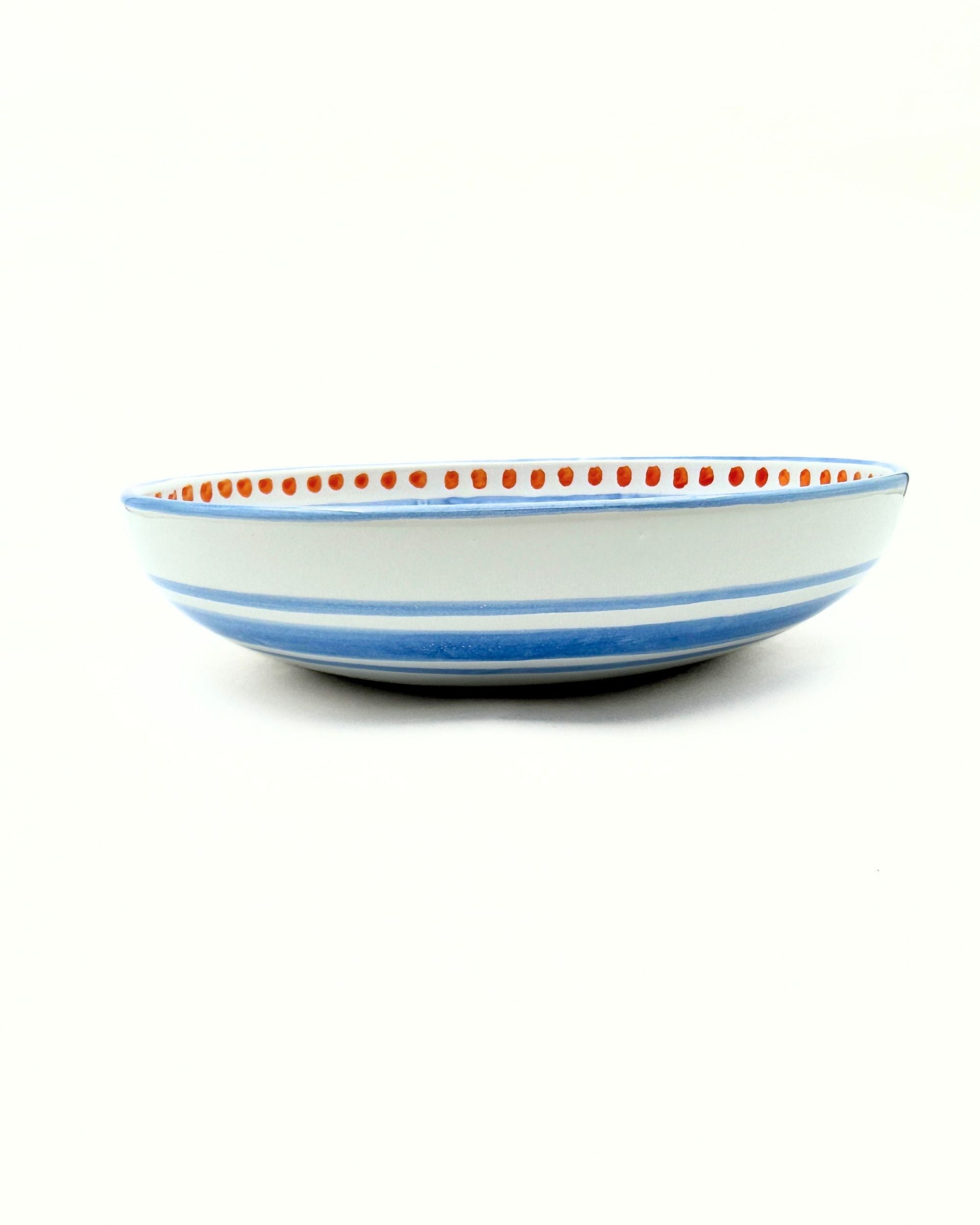 Dipinto Ceramics Amalfi pastabolle, hvit keramikk med blå striper utvendig og orange prikker langs kanten innvendig