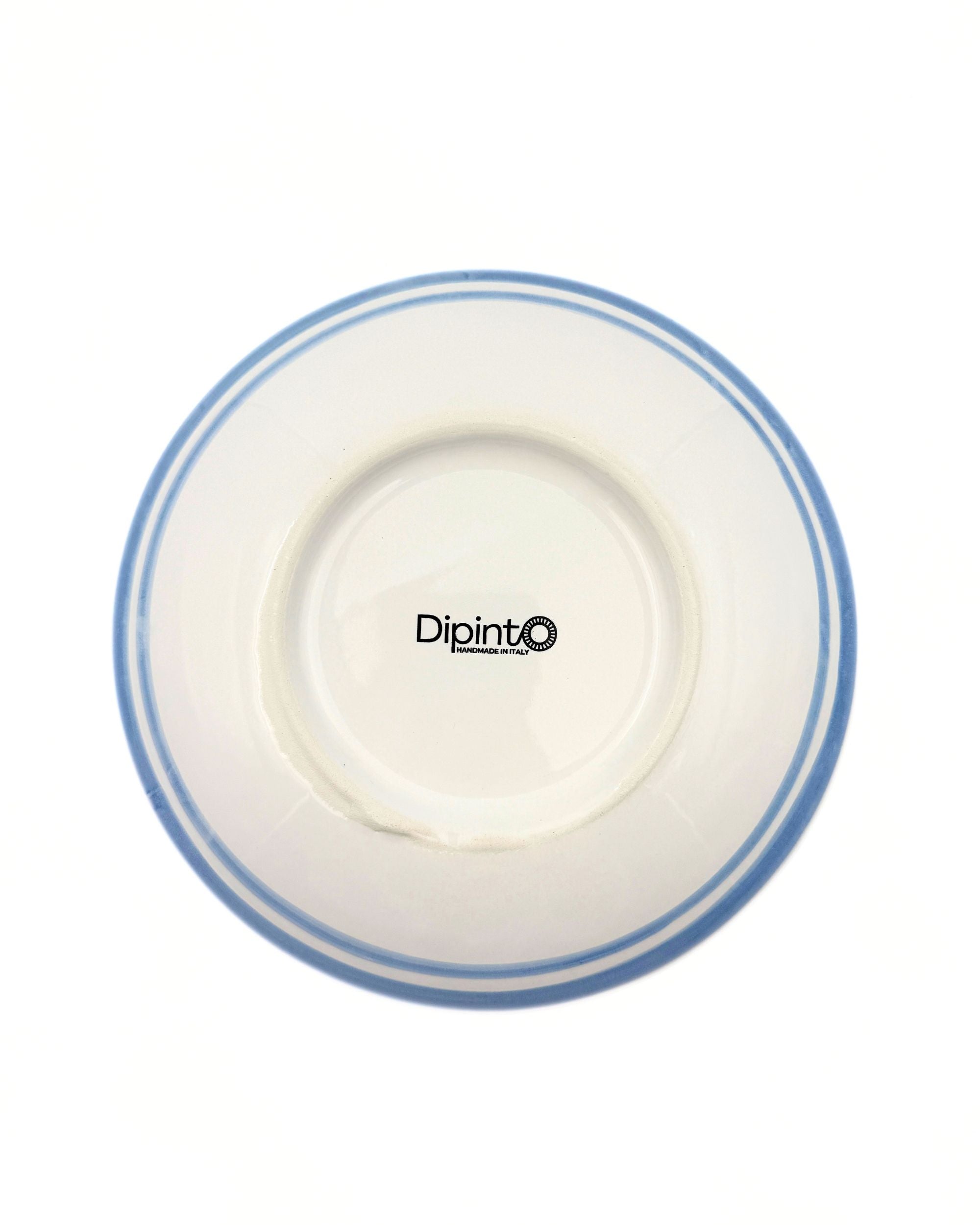 Dipinto Ceramics Amalfi Pastabolle baksiden, hvit med blå striper langs kanten og Dipinto logo i midten