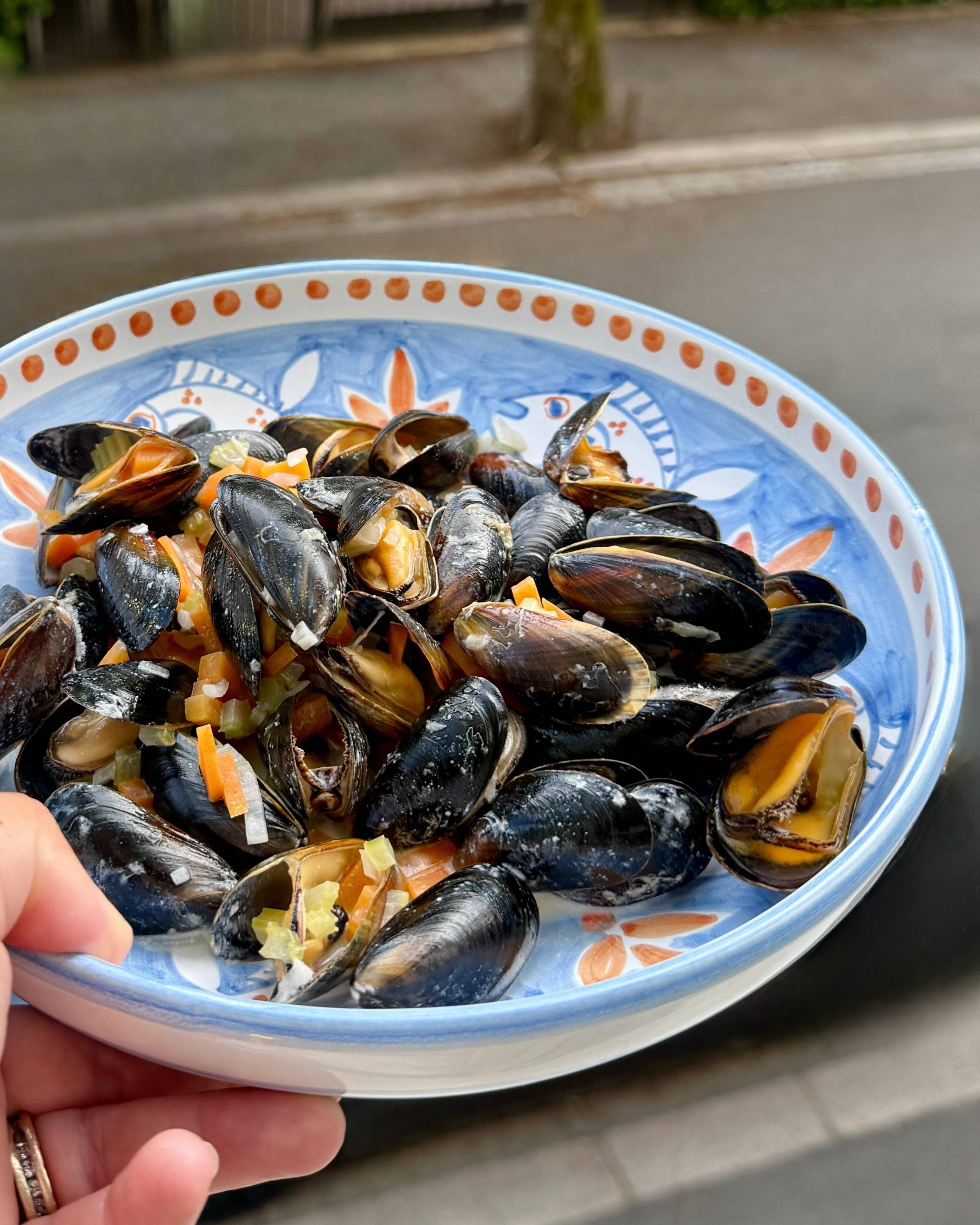 Nærbilde av Amalfi Pastabolle fra Dipinto Ceramics, viser blått og oransje mønster fylt med blåskjell og grønnsaker