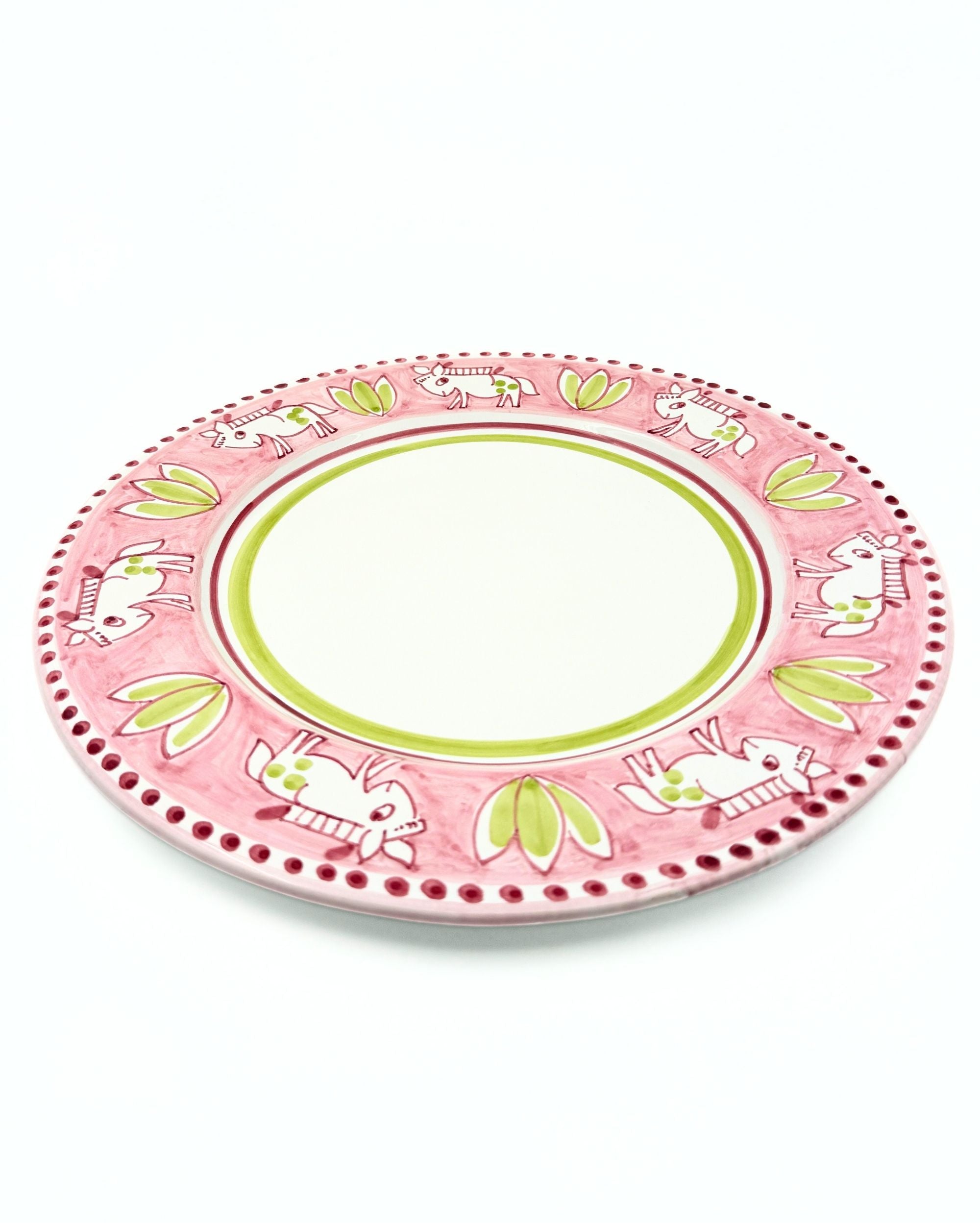 Rundt Dipinto Ceramics Amalfi keramikkfat, rosa med håndmalt eselmønster og grønne detaljer i midten.