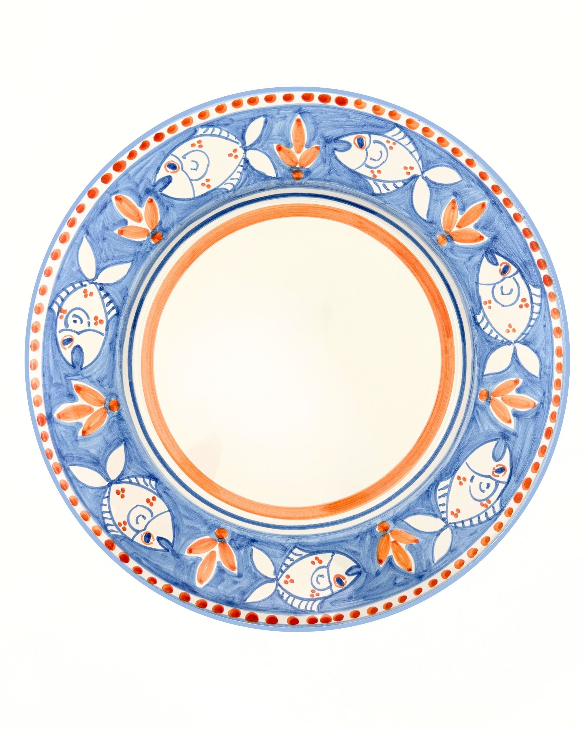 Detalj av Dipinto Ceramics Amalfi Rundt Fat. Håndmalt keramikk med blå kant, orange fiskedekor, oransje innerkant.