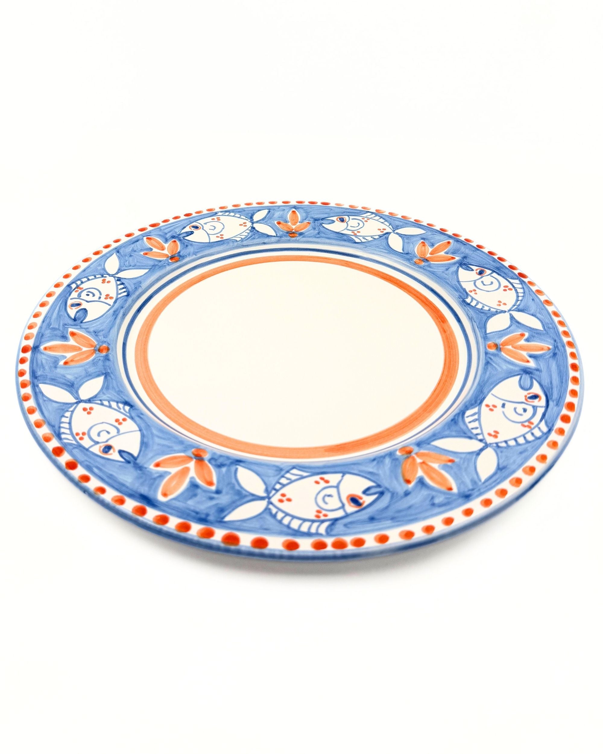 Dipinto Ceramics Amalfi-fat. Nærbilde av håndmalt keramikk med fiskemotiv, oransje blomster og blått mønster