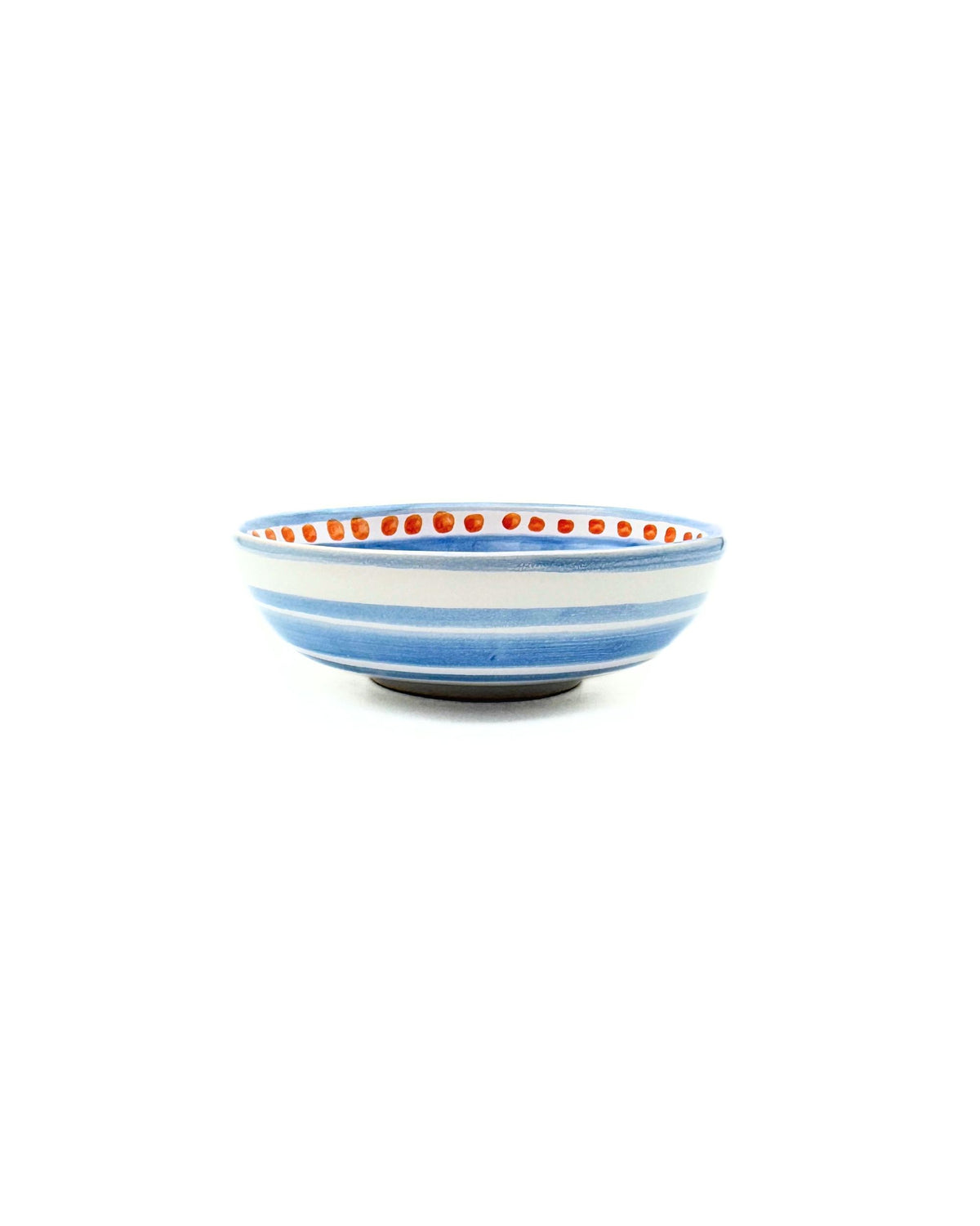 Dipinto Ceramics, Amalfi liten bolle. Blå og hvit stripete keramikkbolle med oransje prikker langs kanten på innsiden.