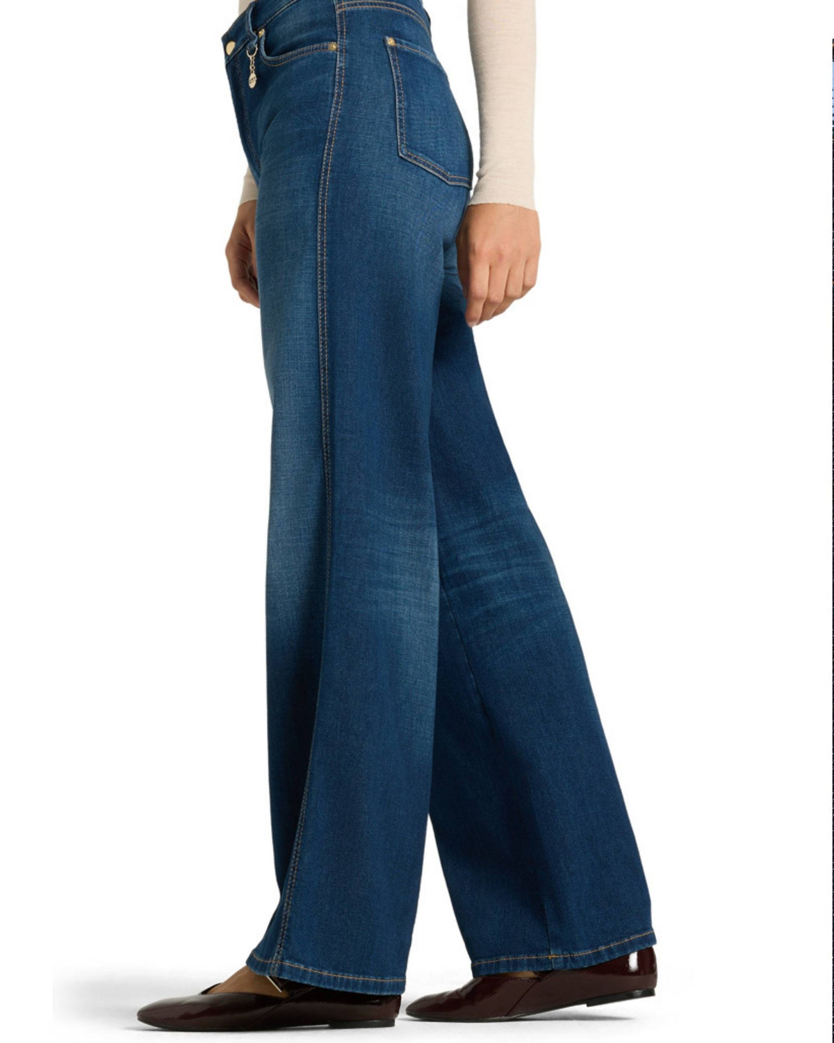 Sidebilde av Cambio Aimee bukse i mørk denim med charm og vide ben, oransje sømmer og lommedetaljer.