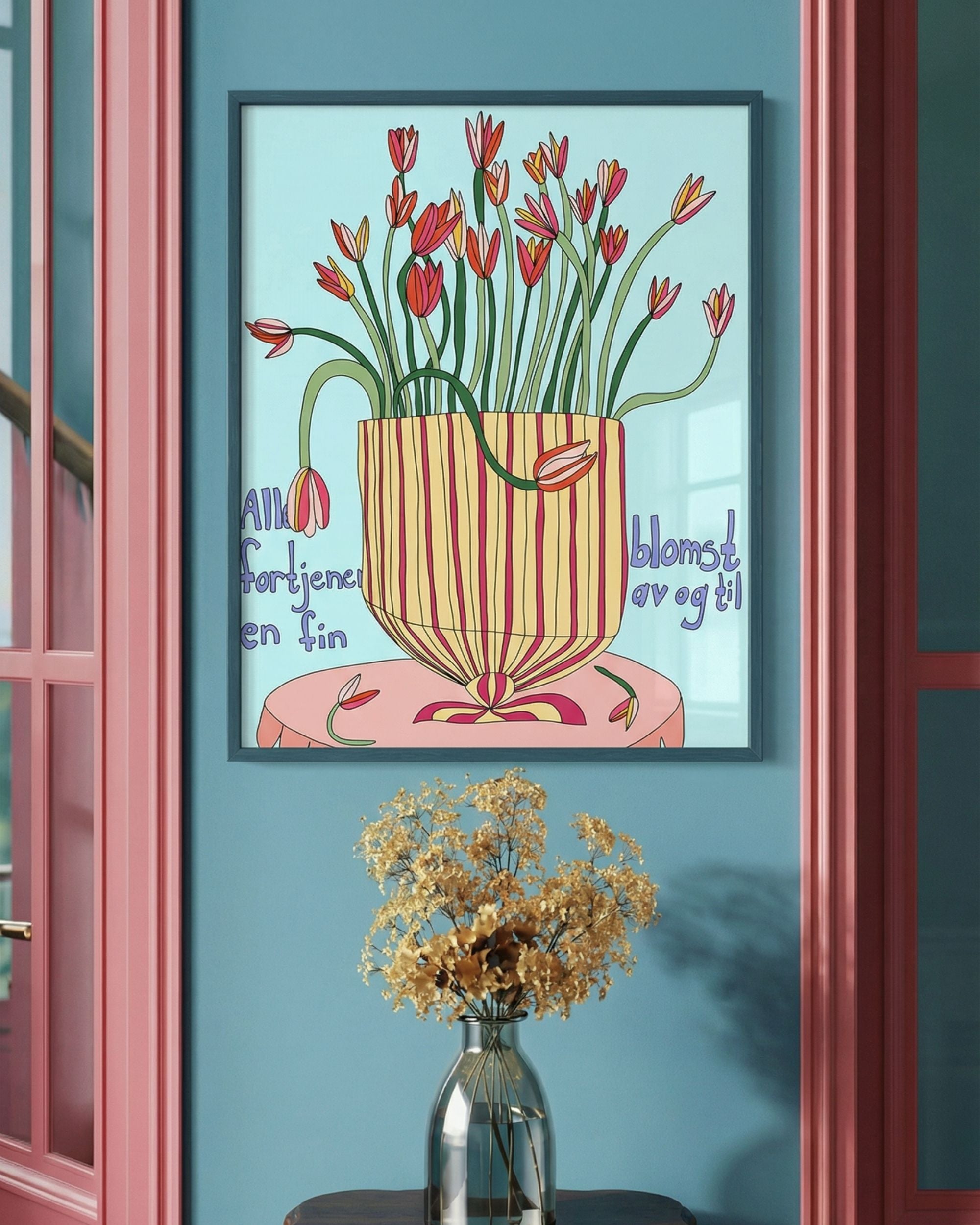 Printbydale All fortjener en blomst print, detalj av fargerik vase og blomster på lysblå bakgrunn.