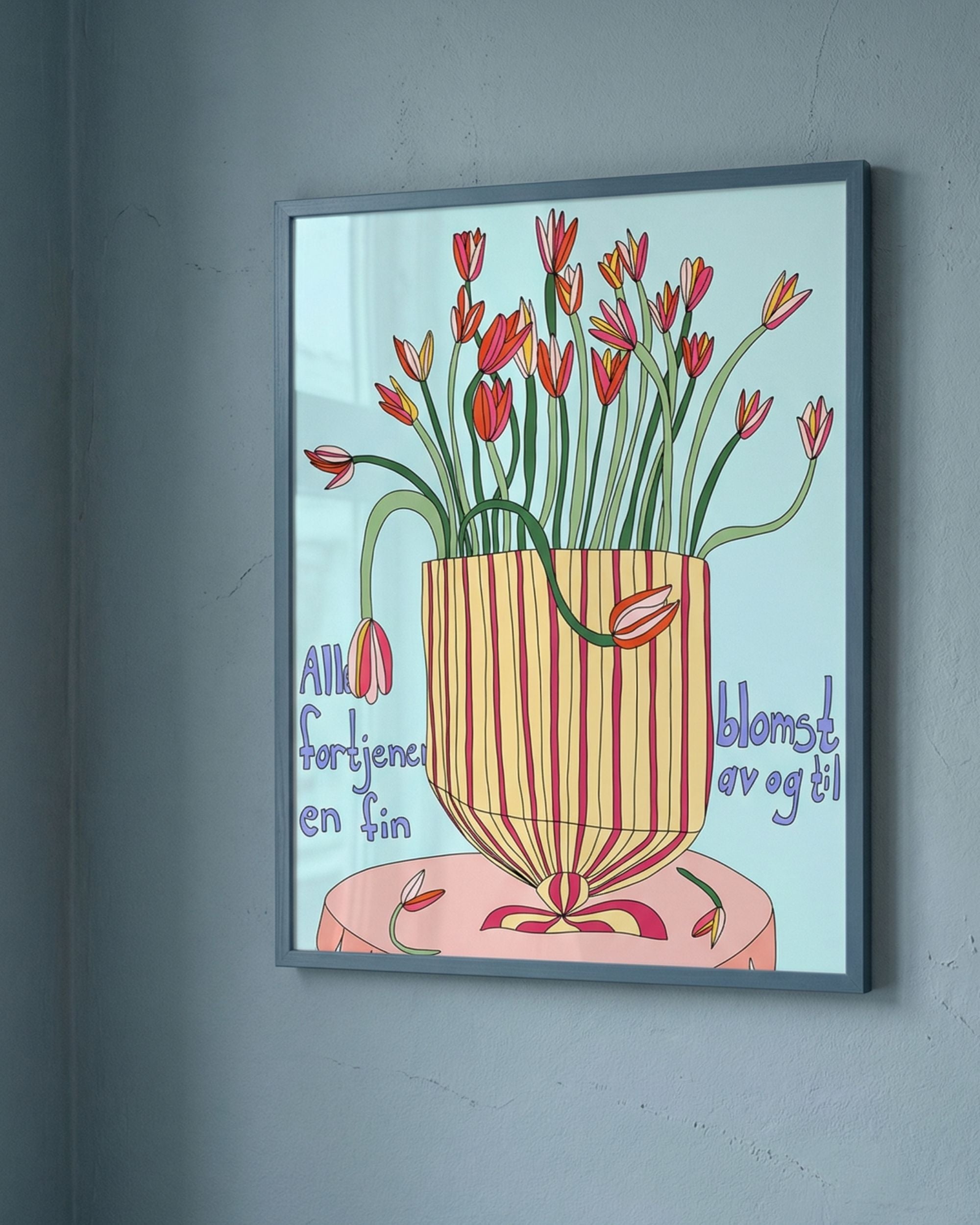 Printbydale All fortjener en blomst print, detalj av vase med gule og røde striper, grønne stengler og fargesterke blomster