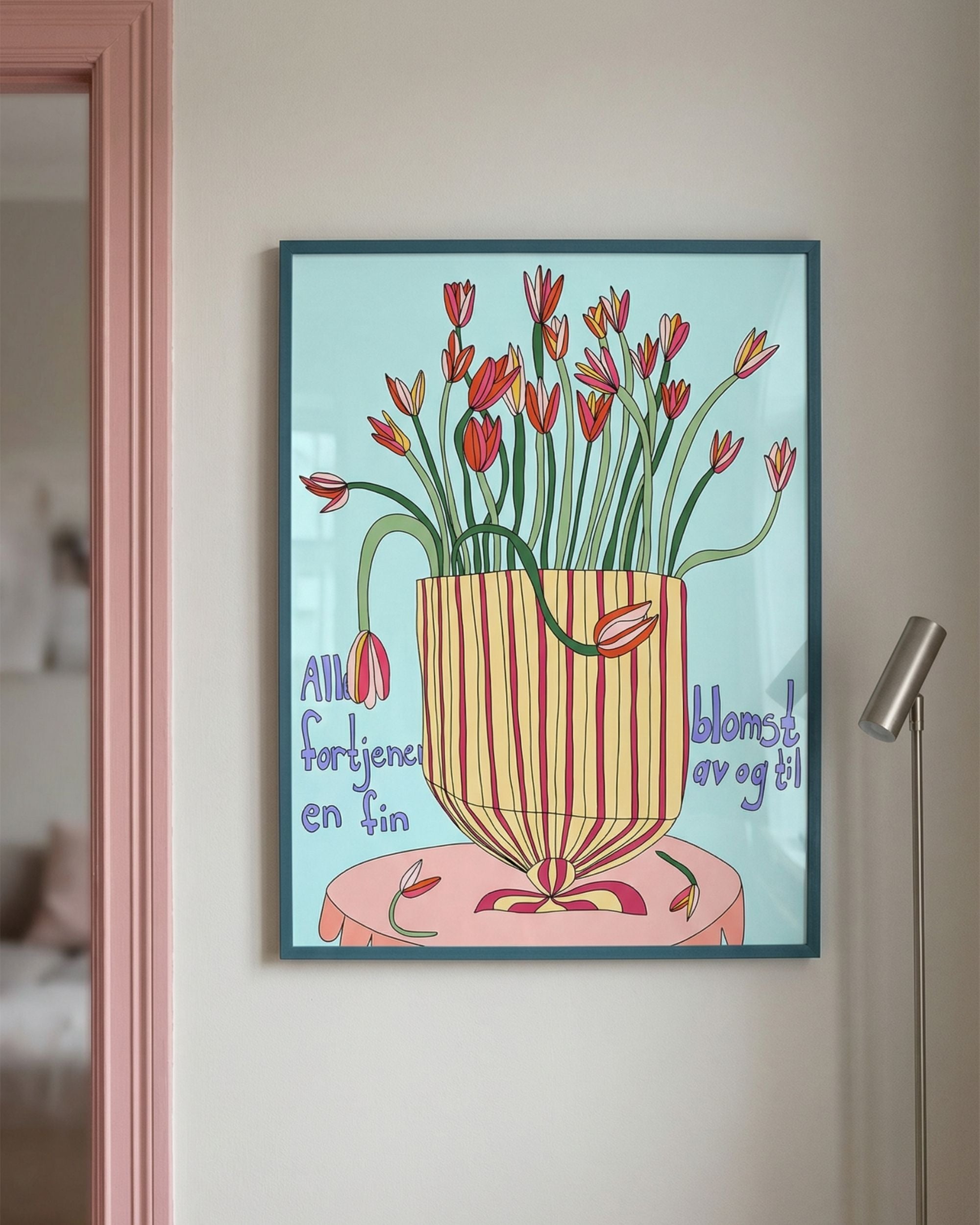 Printbydale All Fortjener en Blomst print, lekne fargerike tulipaner i vase på rosa bord, blå ramme på vegg