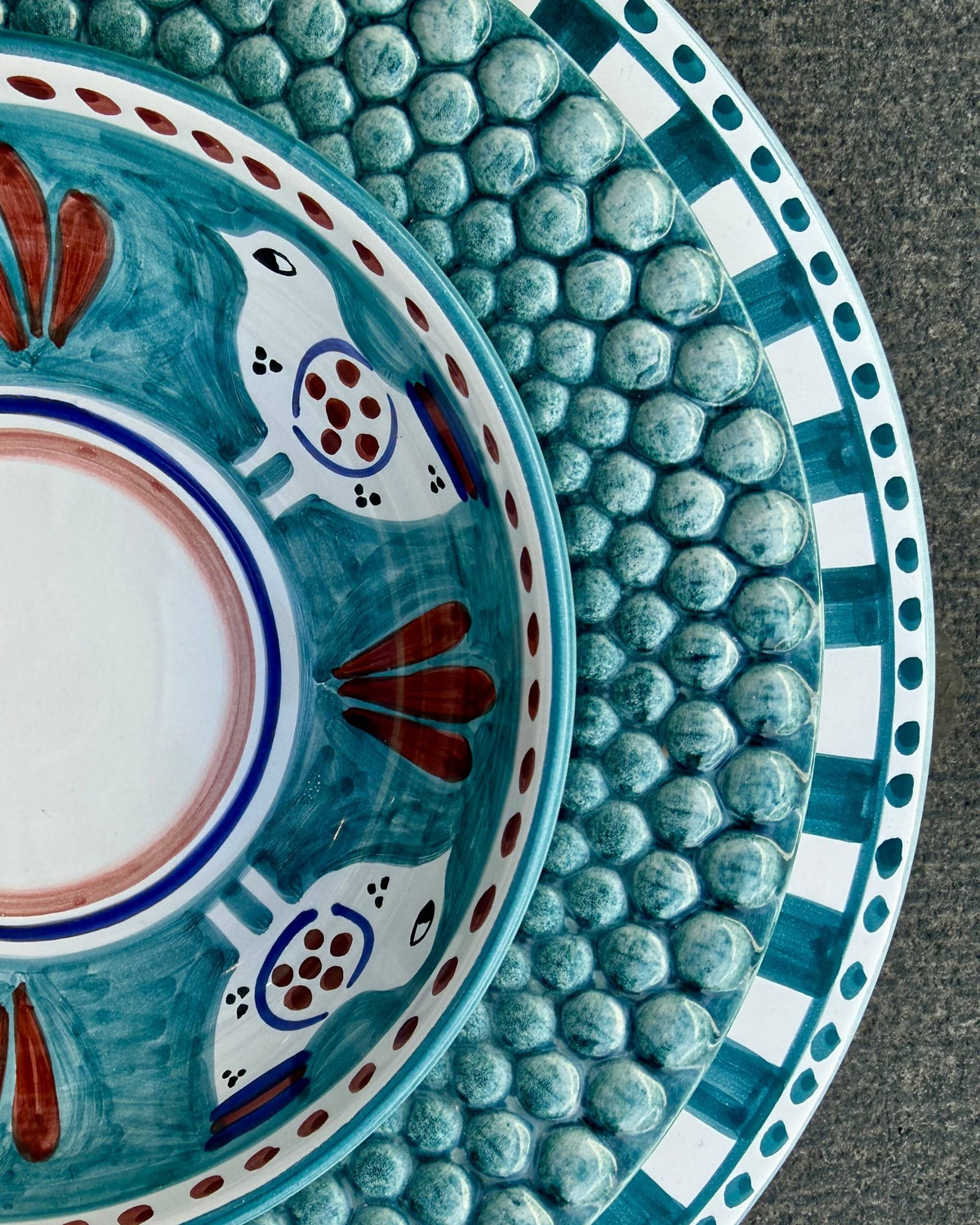 Nærbilde av Dipinto Ceramics Amalfi bolle med fargerikt fuglemønster i turkis, brunt og hvitt. Dobbelt kantdesign