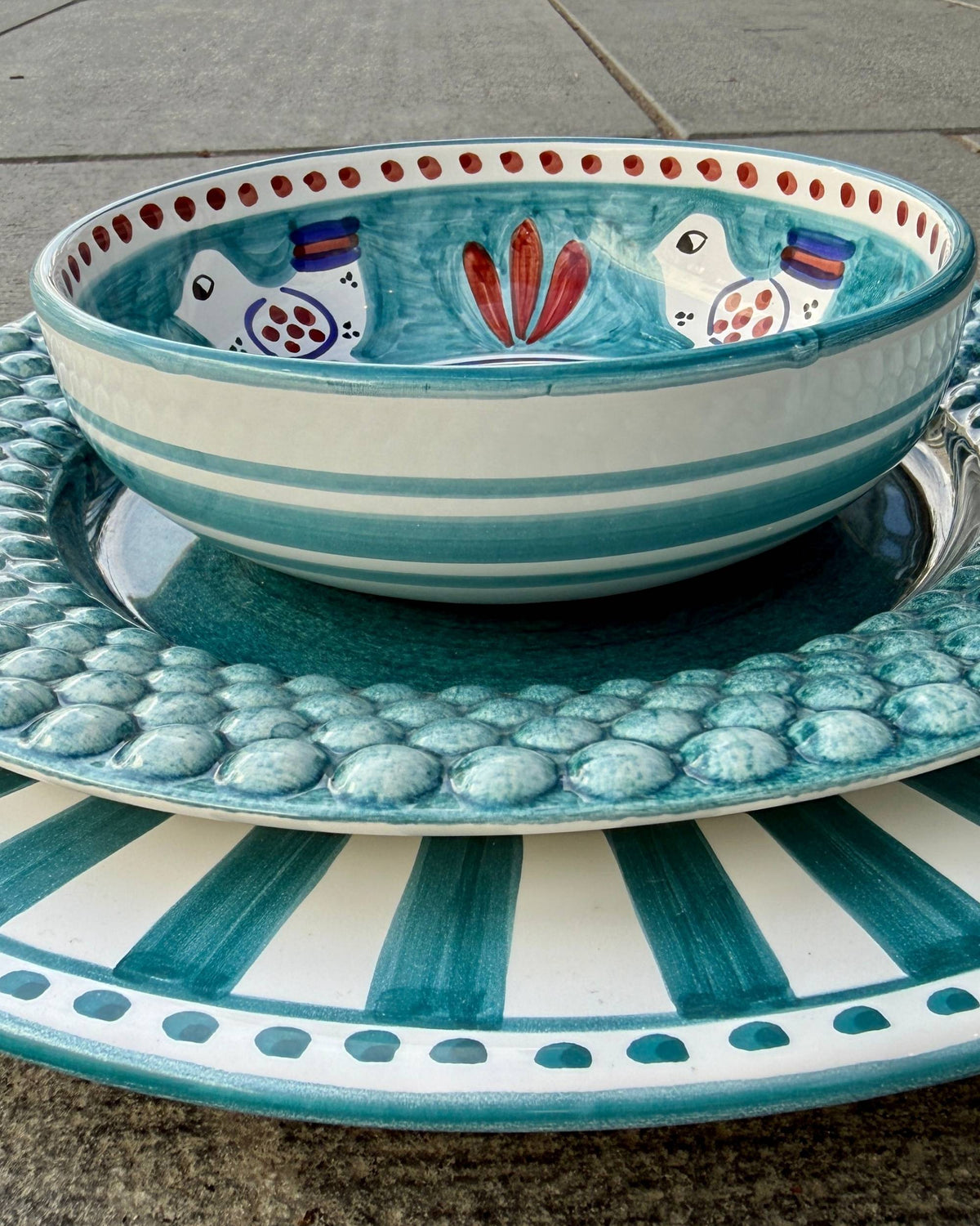 Dipinto Ceramics Amalfi bolle, innside med lyseblå grunnfarge, hvite fugler, rød blomst og prikker
