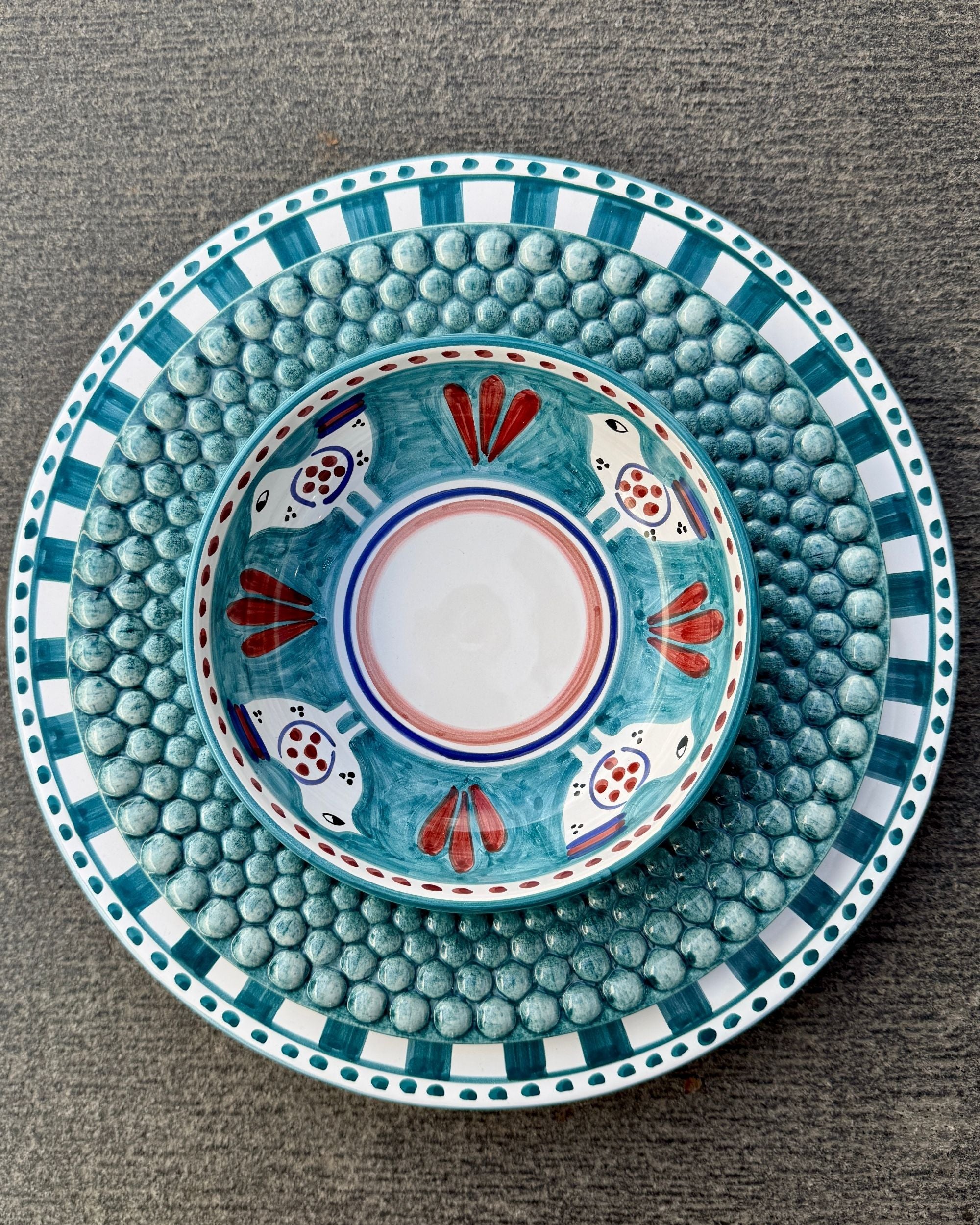 Detaljbilde av Linea Rundt Fat fra Dipinto Ceramics, viser teksturert overflate, hvite prikker og striper i turkis