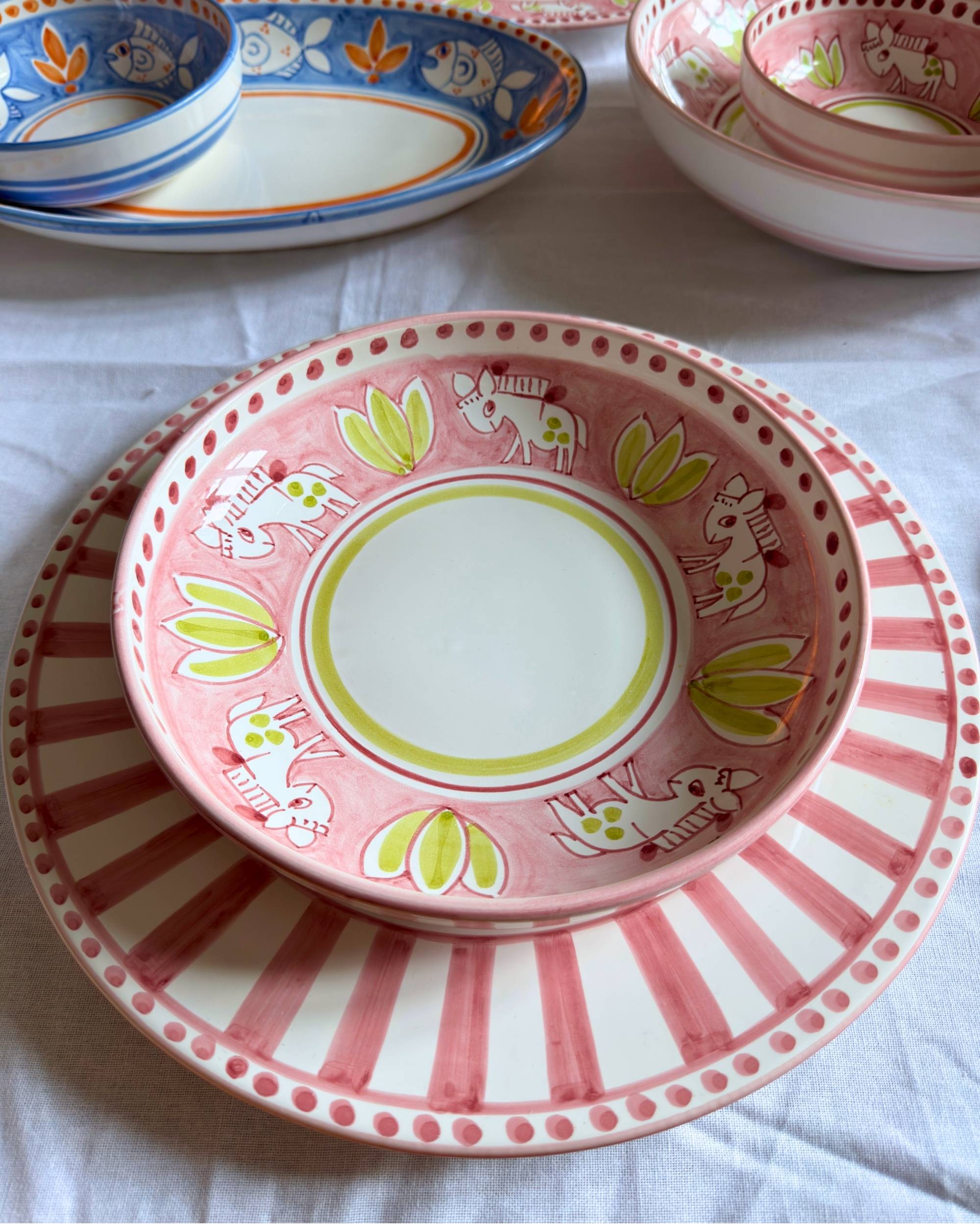 Dipinto Ceramics Amalfi Pastabolle 24cm med rosa base, hestemotiv og grønne blader, sett ovenfra.