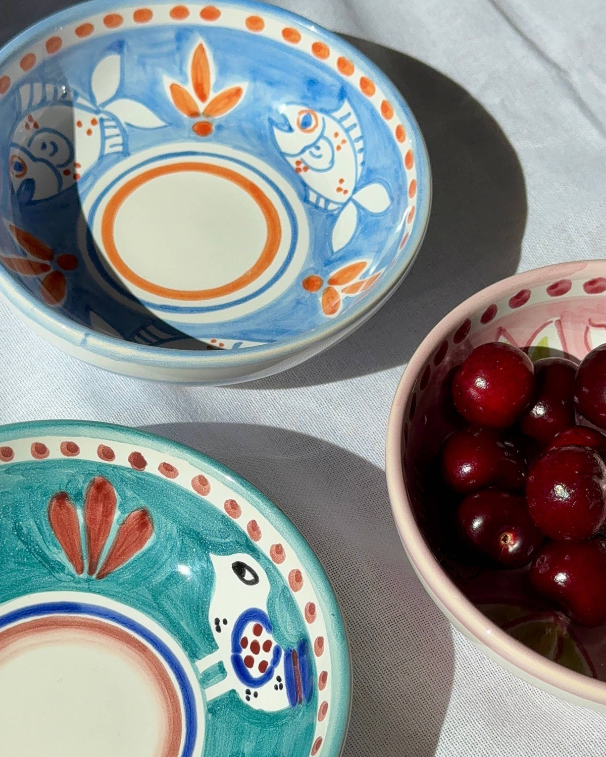 Detalj av Dipinto Ceramics Amalfi liten bolle i blå glasert keramikk med hvit og oransje fiskemønster