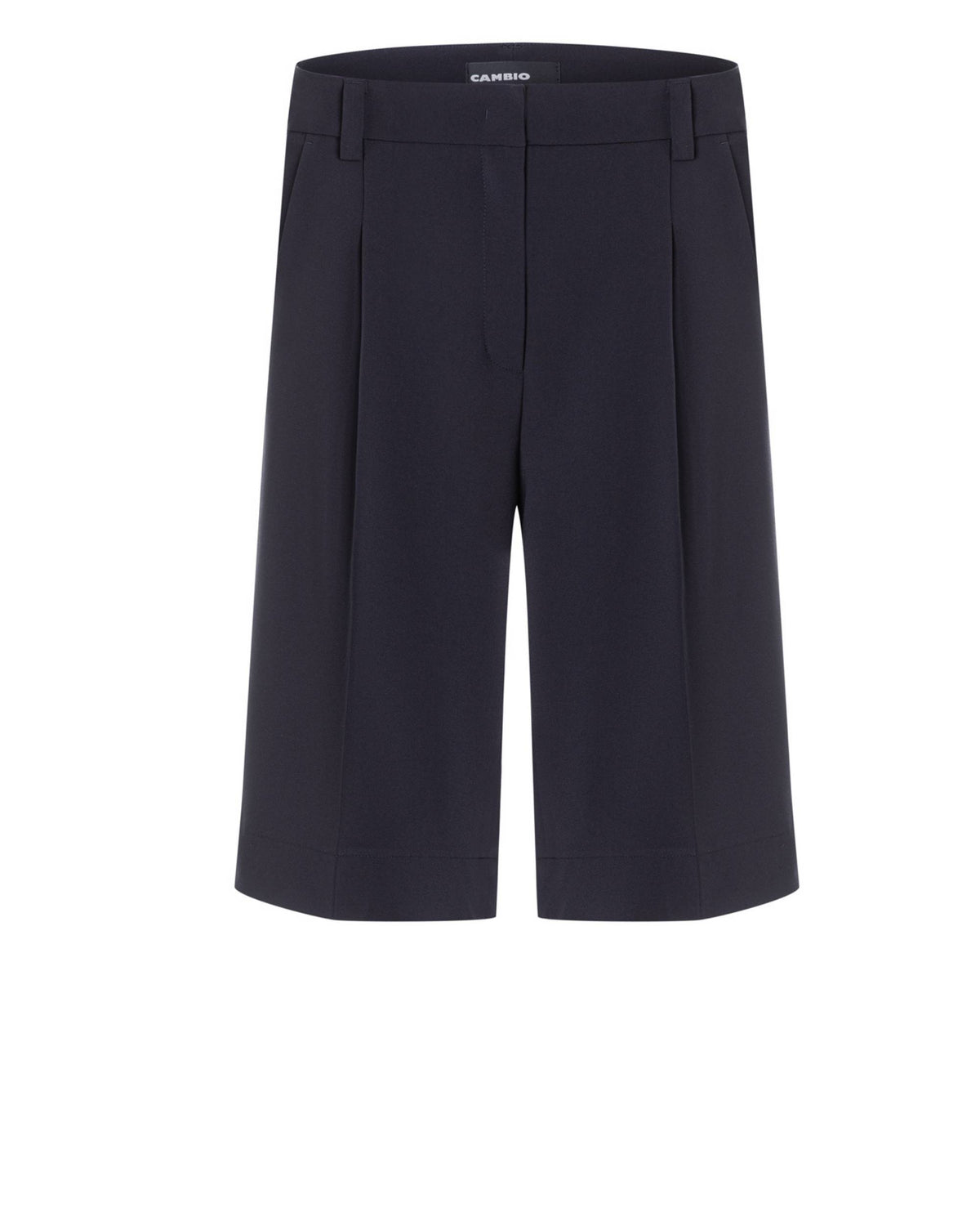 Cambio Anna Bermuda shorts i mørk blå royal navy, med legg, beltehemper og merkebokstav øverst.