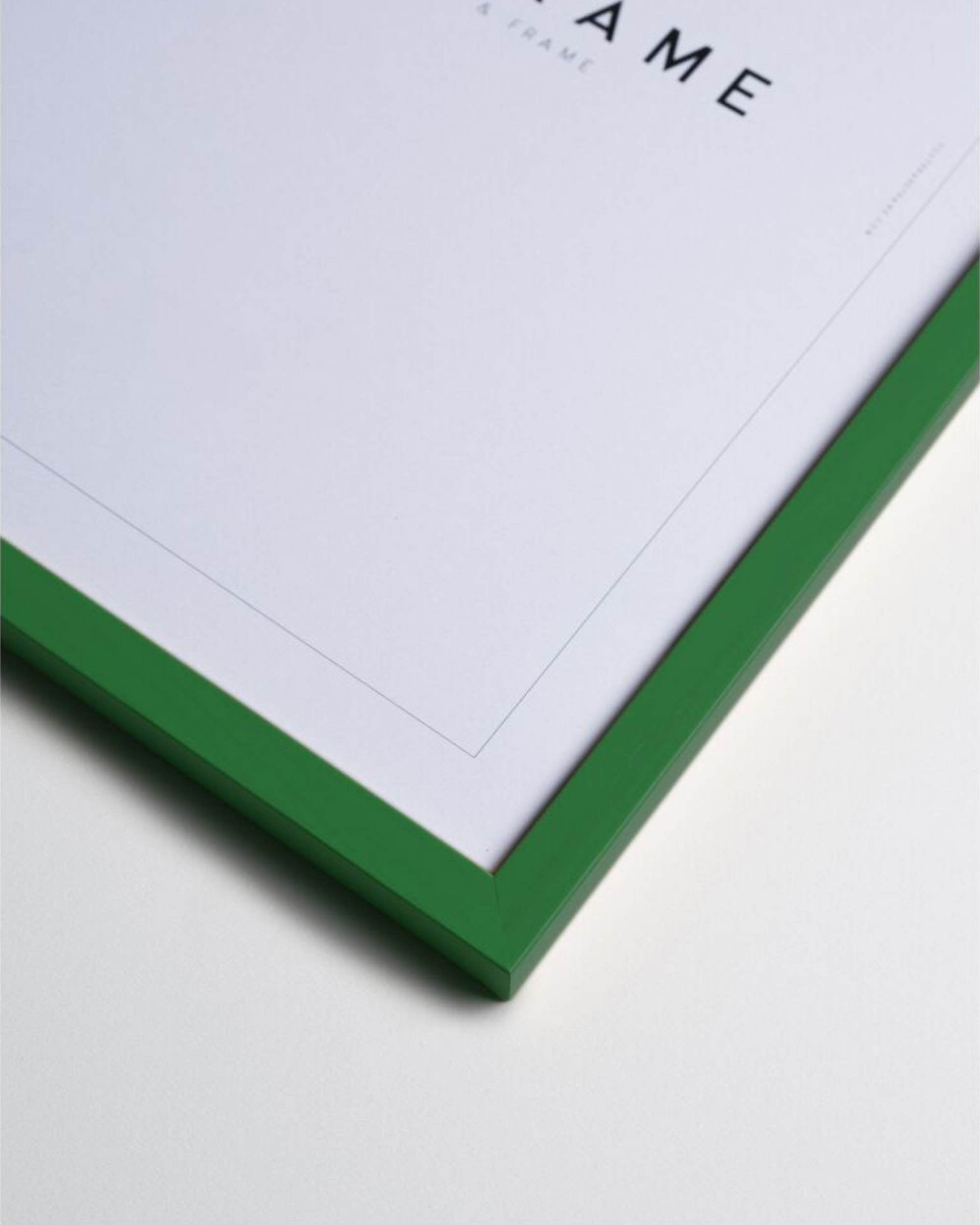 Grønn bilderamme i heltre og glass fra Poster & Frame