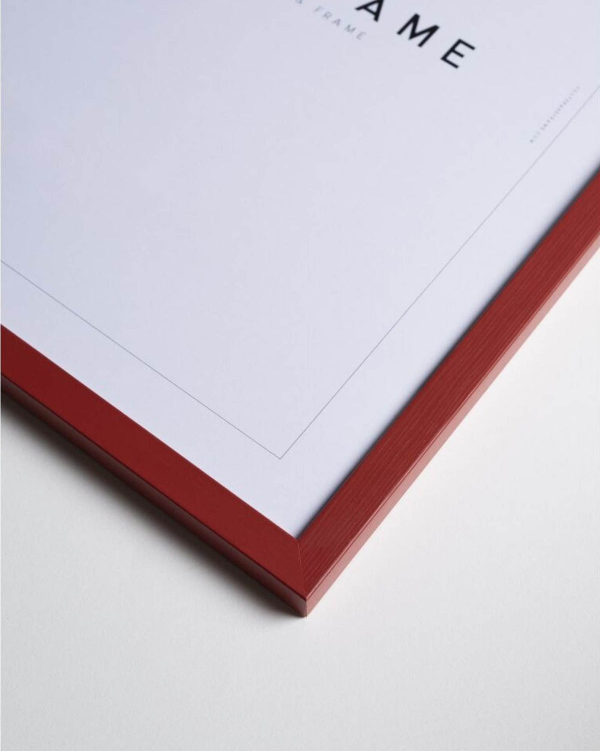 Rød Poster & Frame bilderamme i heltre med synlig trestruktur, detalj av hjørne og hvit passepartout