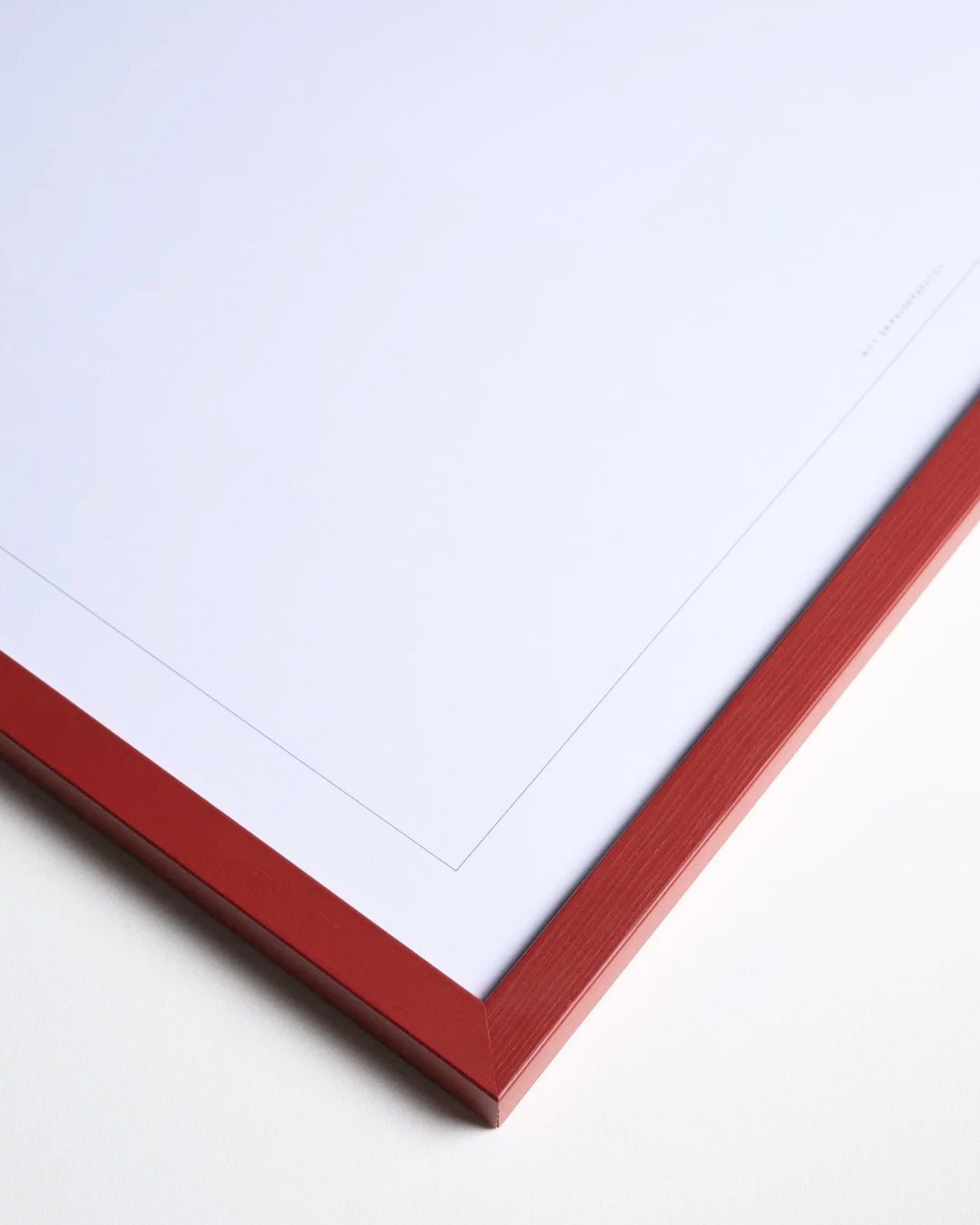 Poster & Frame bilderamme i dyprødt heltre med glass, elegant matt finish og tynn innramming, sett fra siden