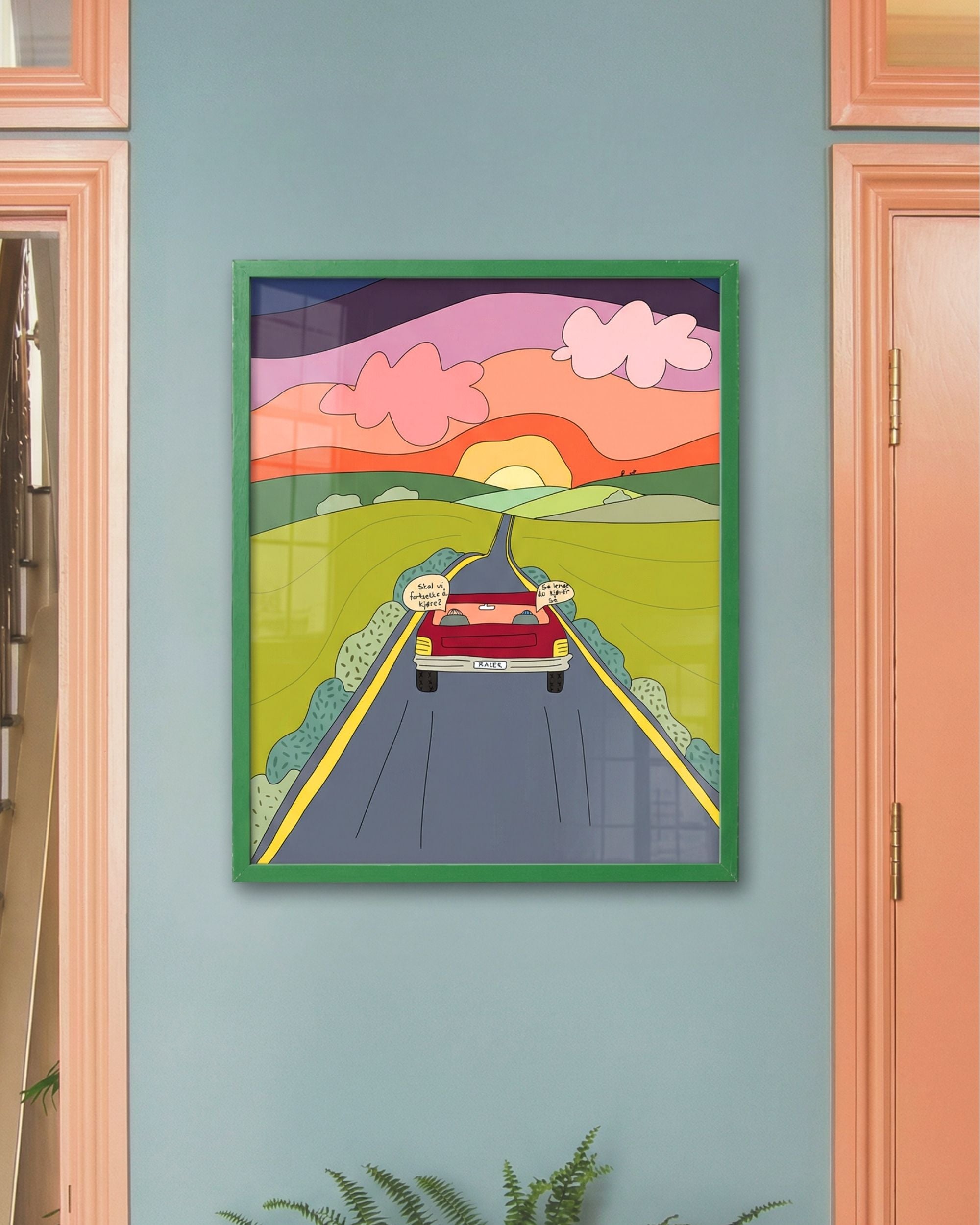 Biltur Print av Printbydale, fargerikt abstrakt landskap med rød bil på vei mot solnedgang, grønn ramme.