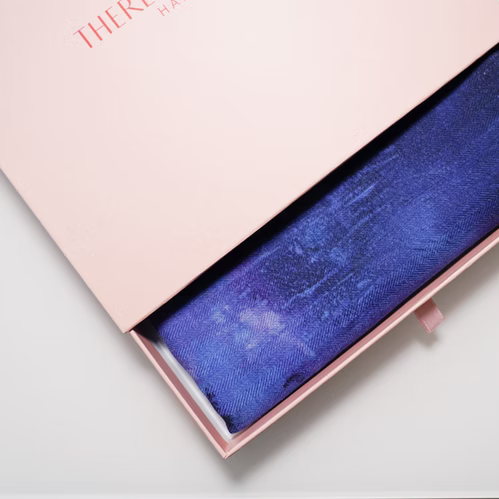 Blurred Line skjerf fra Therese Enger i dyp blå og lilla nyanser med abstrakt mønster, pakket i rosa gaveeske