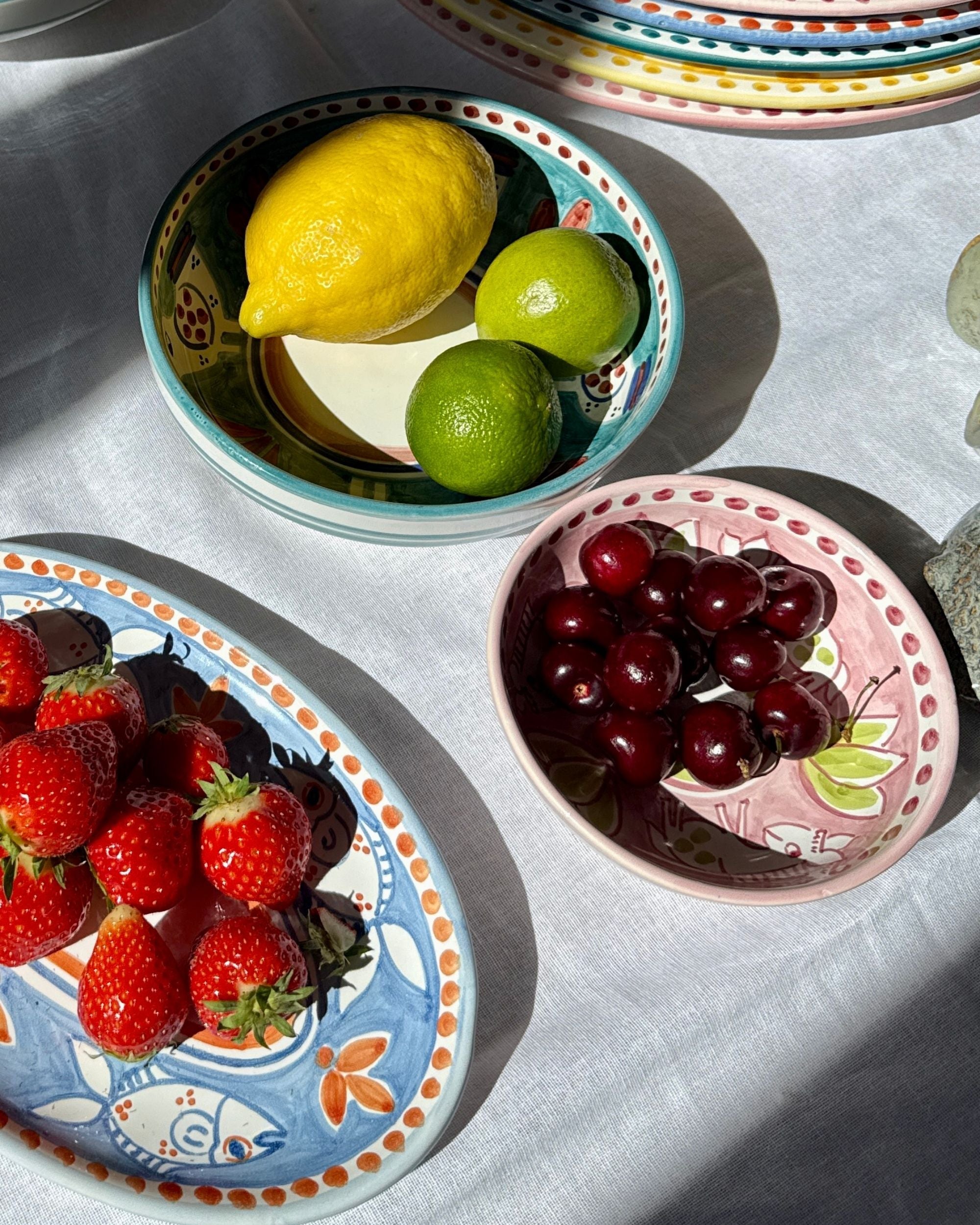 Dipinto Ceramics Amalfi ovalt fat (detalj), håndmalt keramikk med blått fiske-mønster og røde jordbær