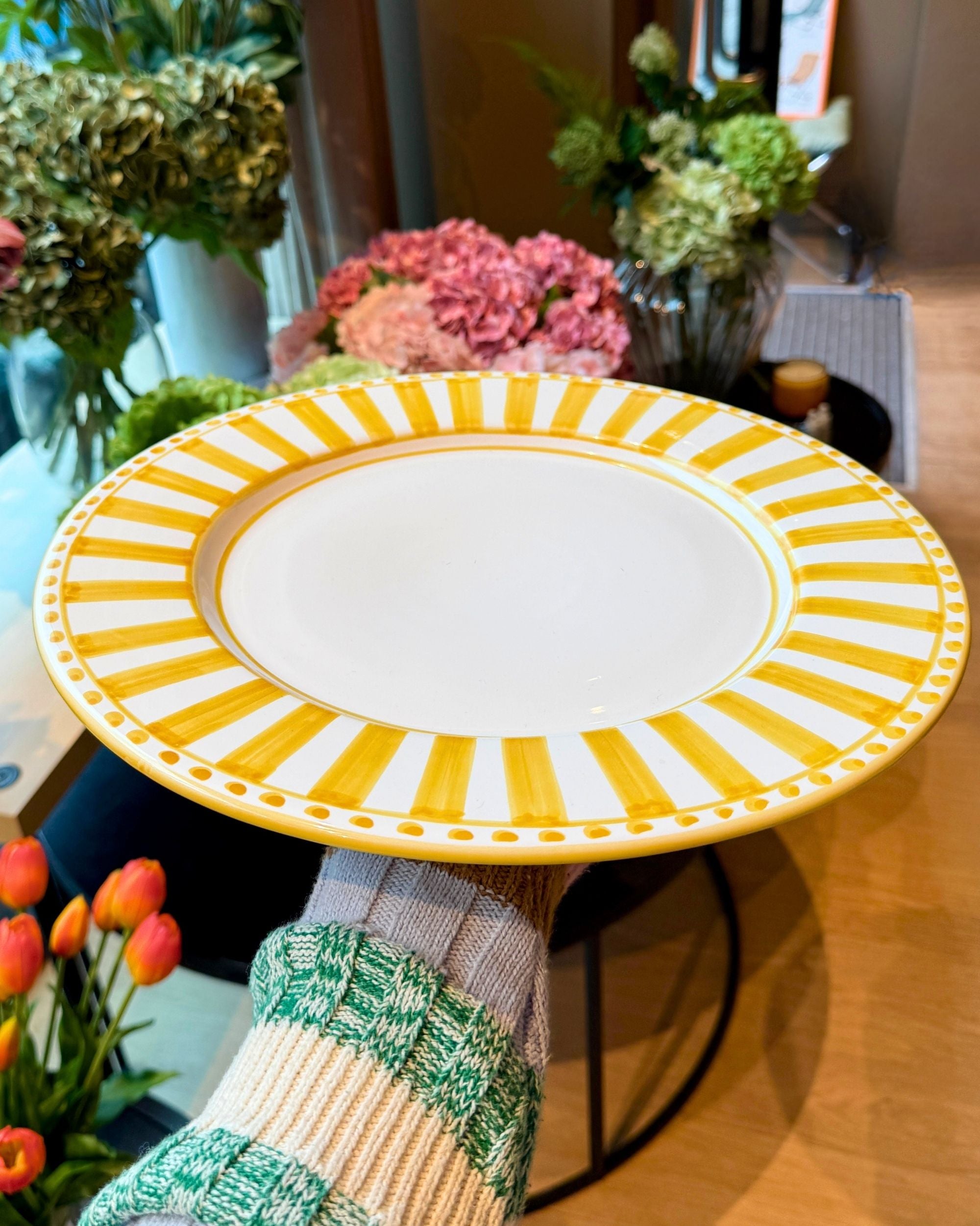 Detaljbilde av Dipinto Ceramics Linea Rundt Fat 34cm med hvitt senter og gulstripete kant, prikkemønster