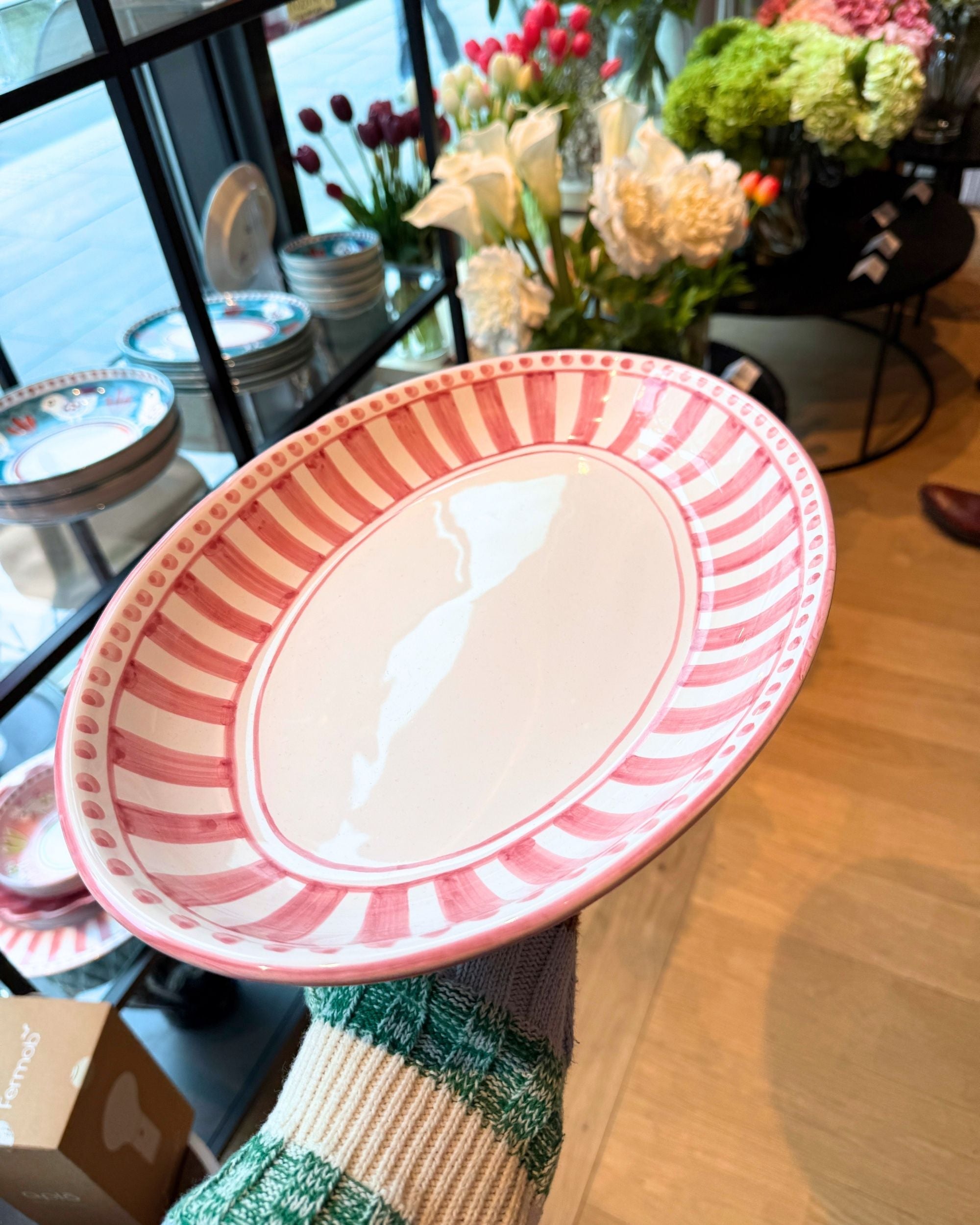 Dipinto Ceramics Linea Ovalt Fat, detalj av håndmalte rosa striper og prikker på den kremhvite keramikkflaten