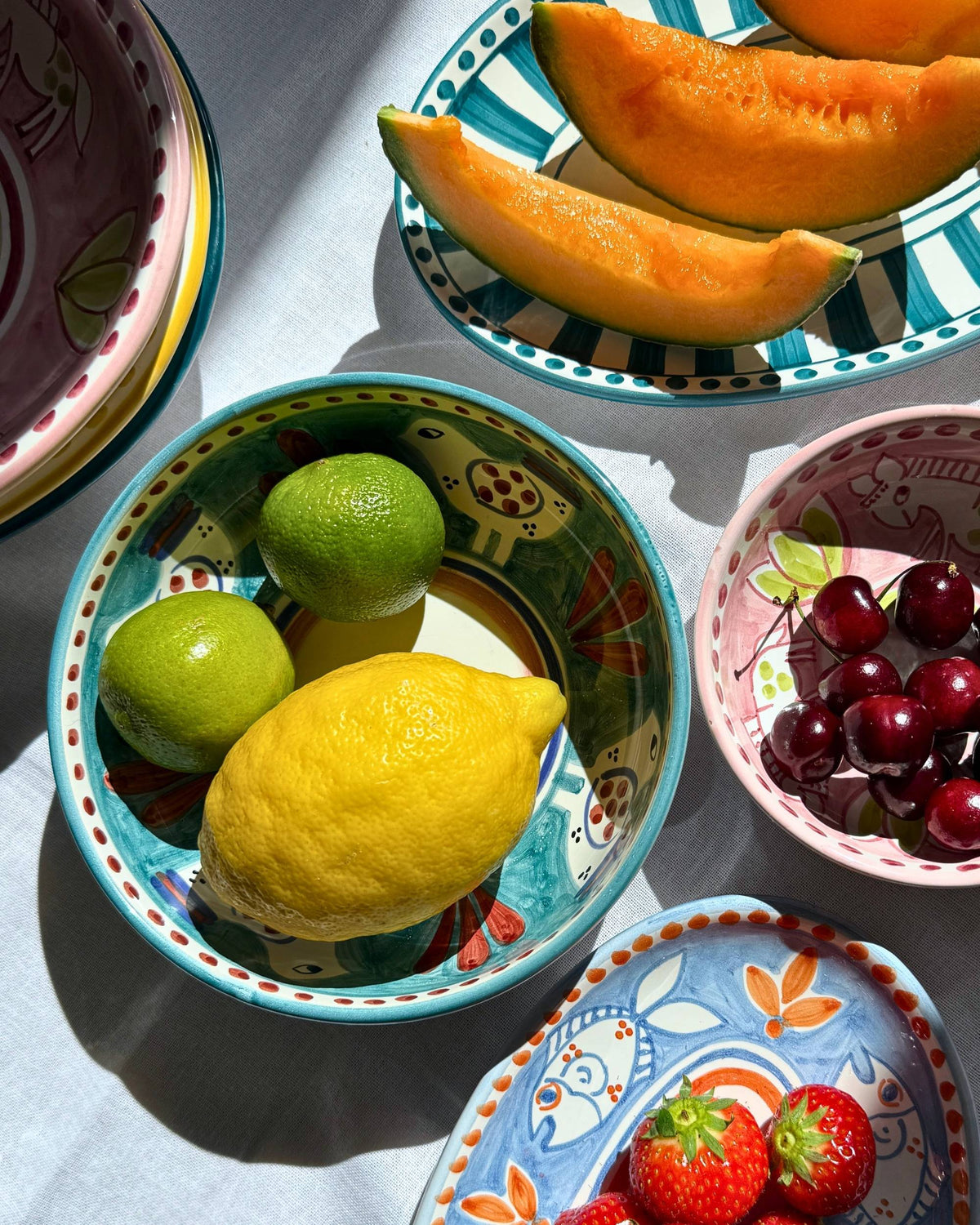 Dipinto Ceramics Amalfi-bolle 18cm detalj: grønt design med fuglemotiv i bunn, dekorativ kant med røde prikker.