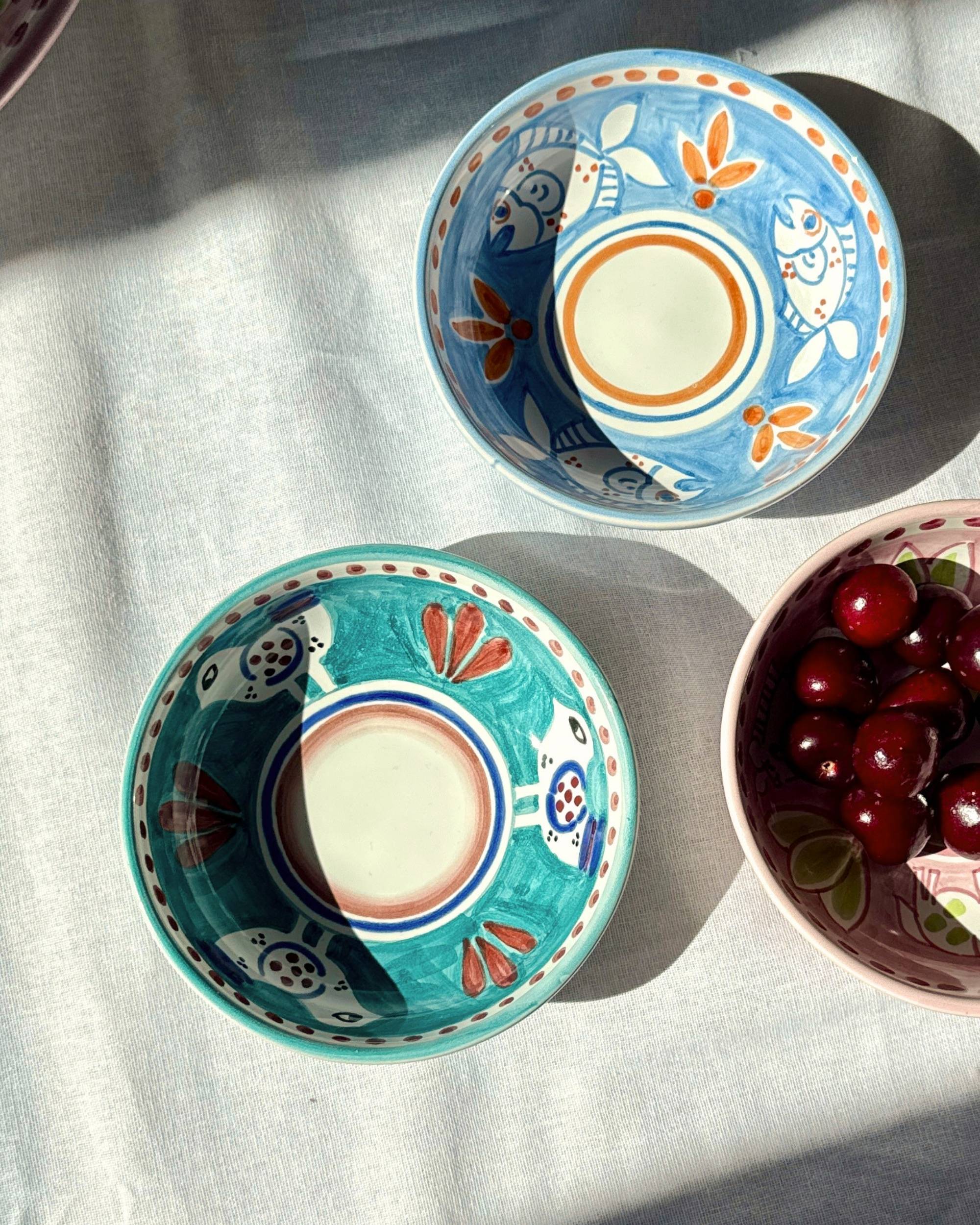 Dipinto Ceramics, Amalfi liten bolle 13cm i turkis keramikk med hvitt og korallfarget fiskemønster