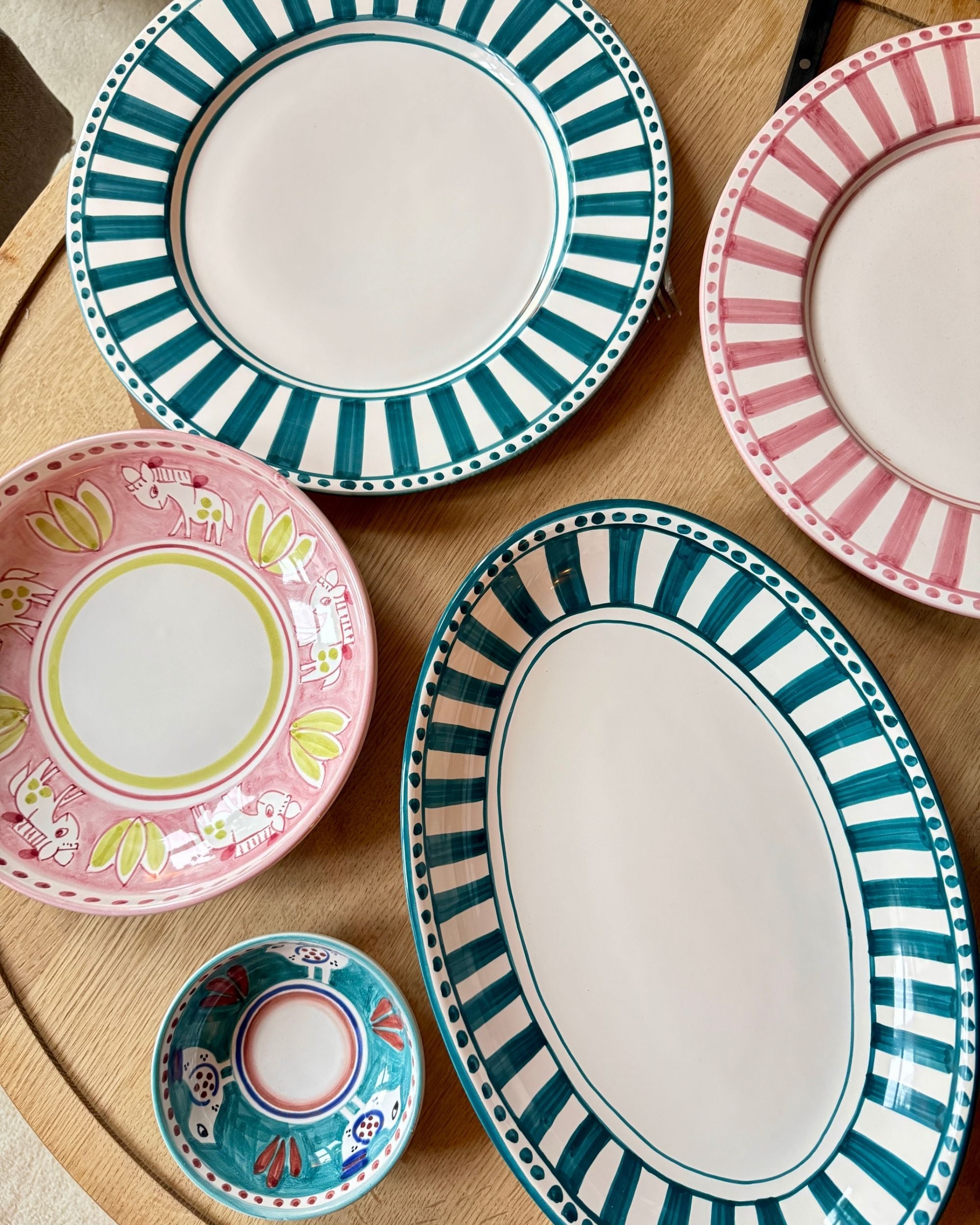 Dipinto Ceramics Linea Rundt Fat, detalj av håndmalt stripe-/prikkemønster i turkis og hvitt, italiensk keramikk