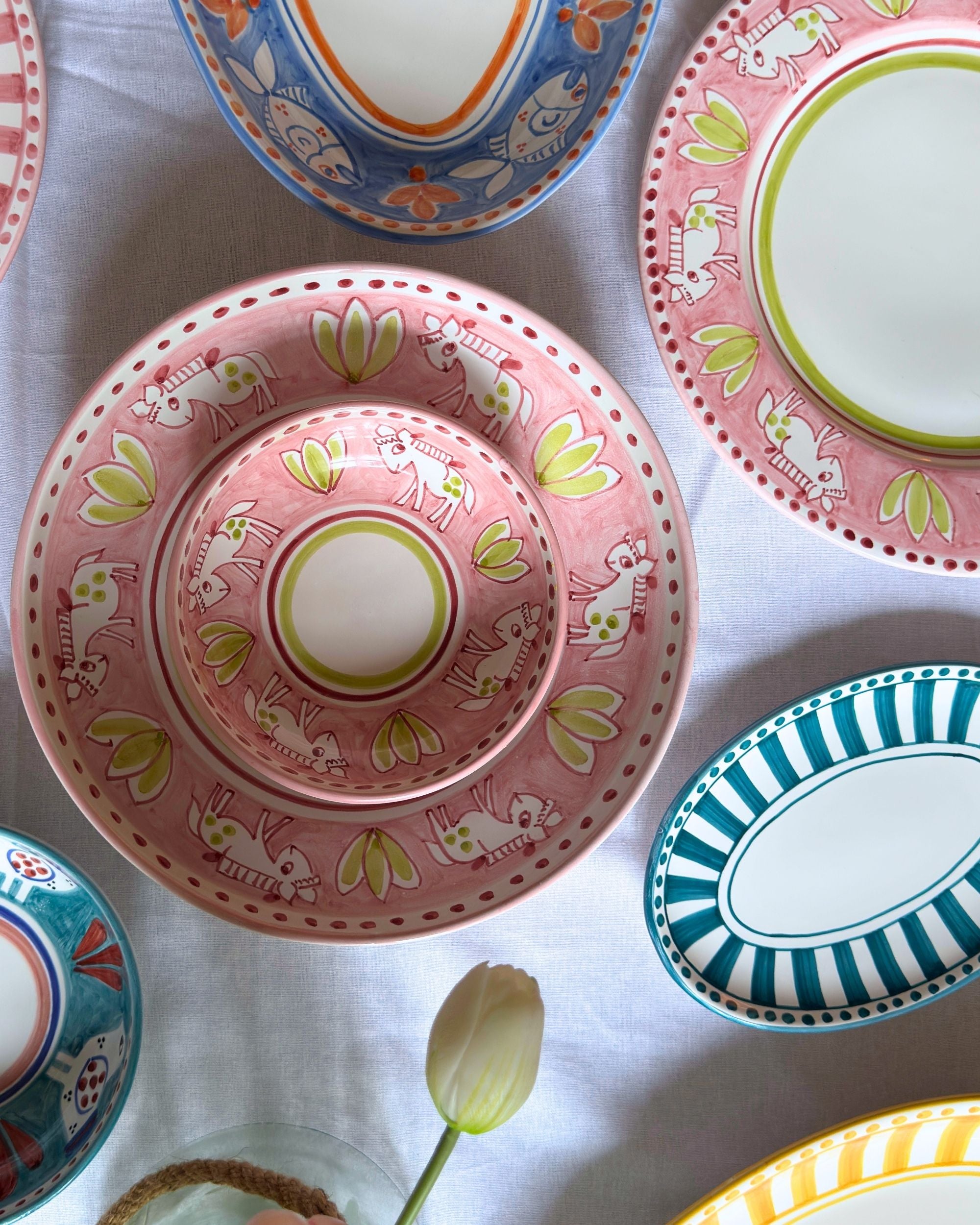 Detalj av Dipinto Ceramics Amalfi keramikkfat: lekent mønster med hester og blomster i rosa, grønt og hvitt