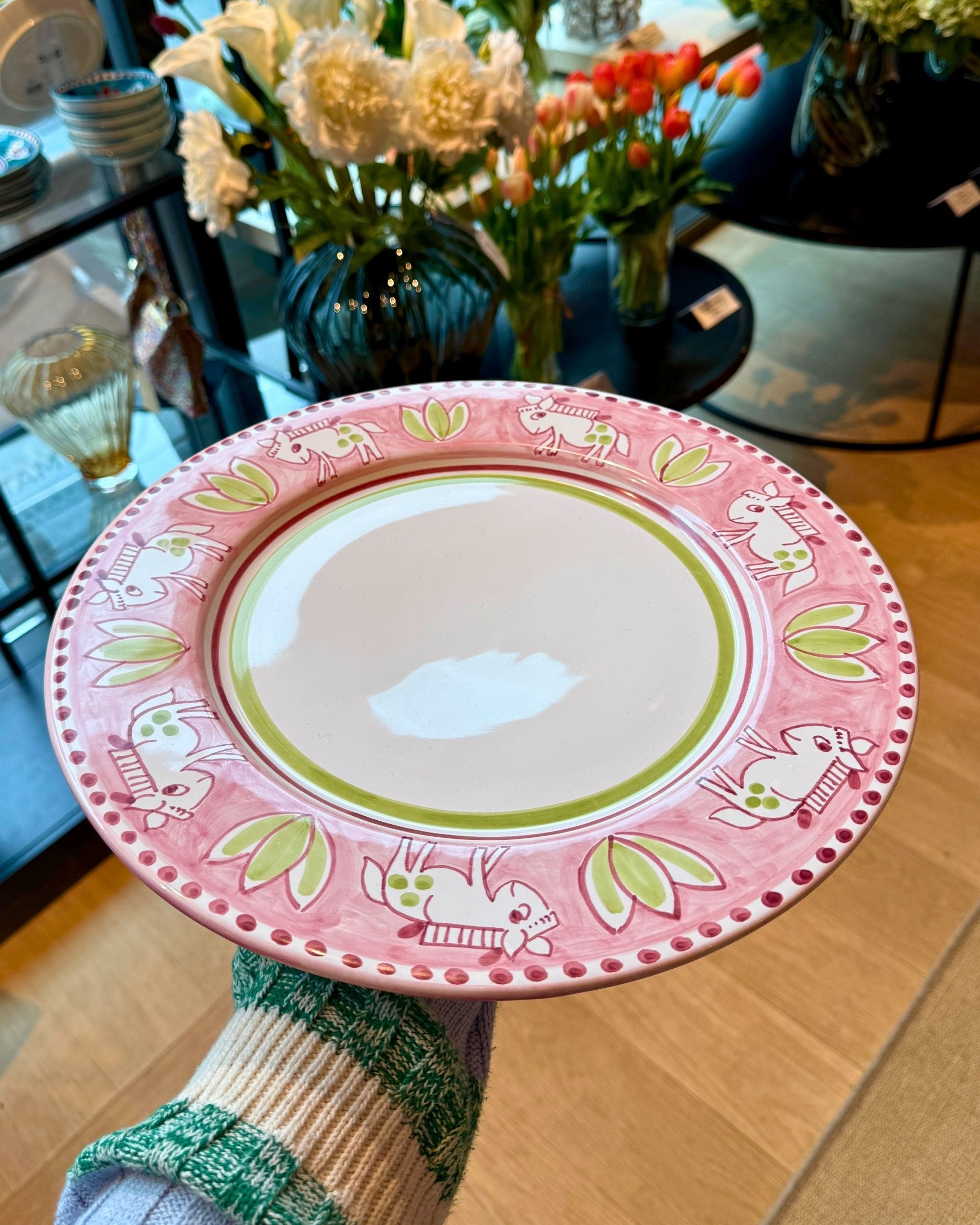 Detalj av Dipinto Ceramics Amalfi fat, håndmalt mønster med hester og blader i rosa, grønt og hvitt, synlig glasur