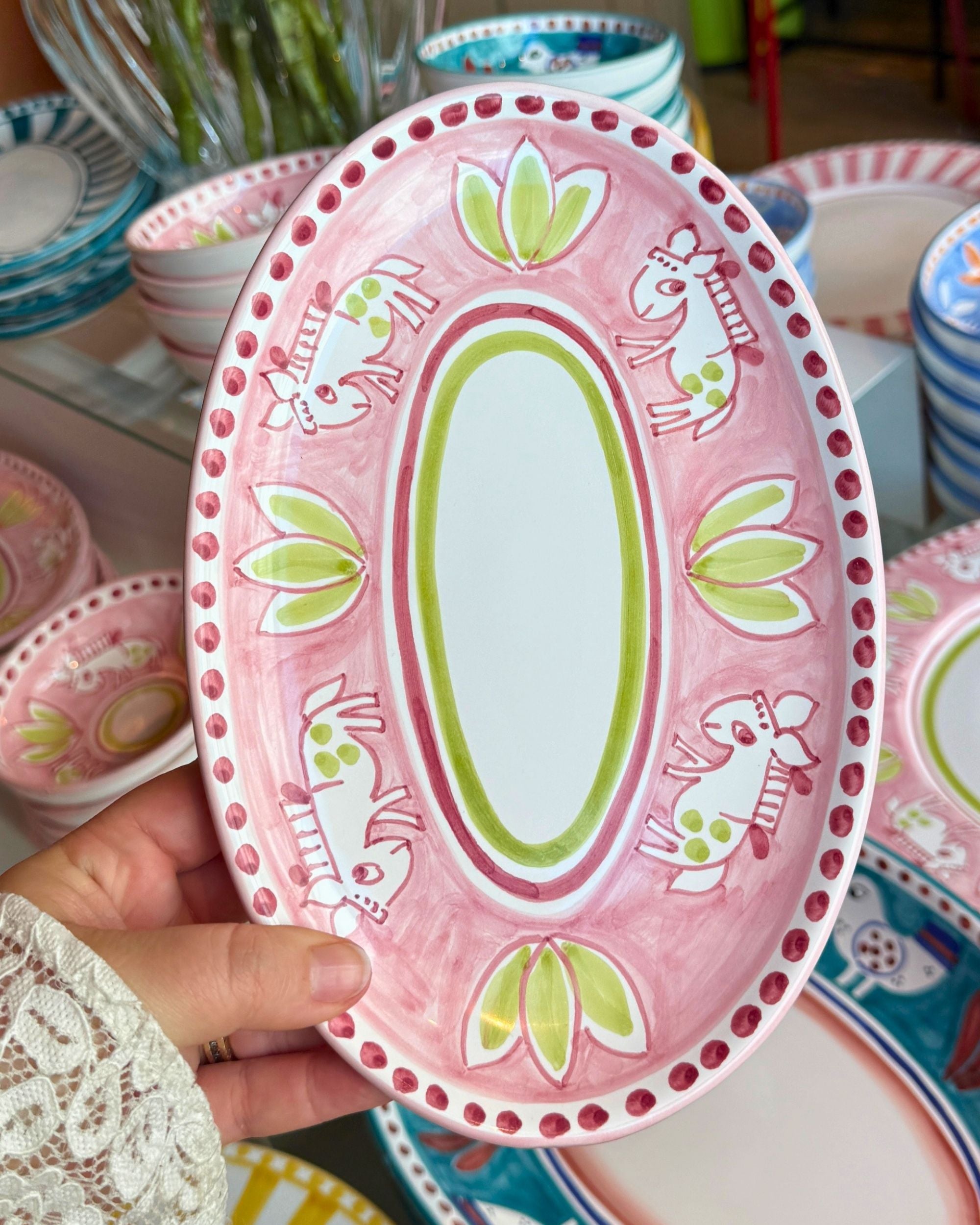 Dipinto Ceramics, Amalfi Ovalt Fat. Lyserødt keramikkfat med fargerikt folkloristisk mønster av lyse sauer og tulipaner.