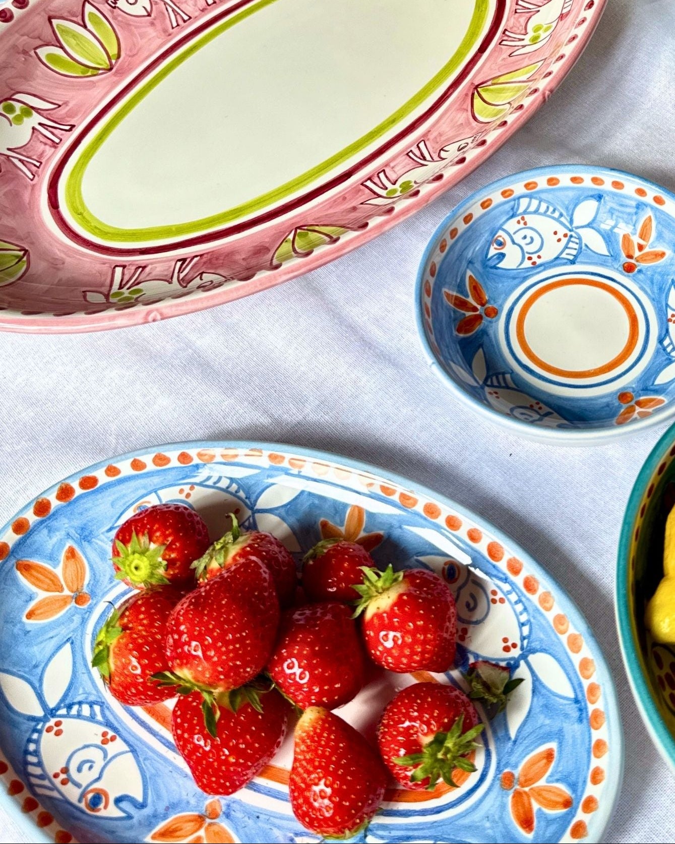 Dipinto Ceramics Amalfi Ovalt Fat 24cm, rosa med grønn og lilla kant, tulipanmønster