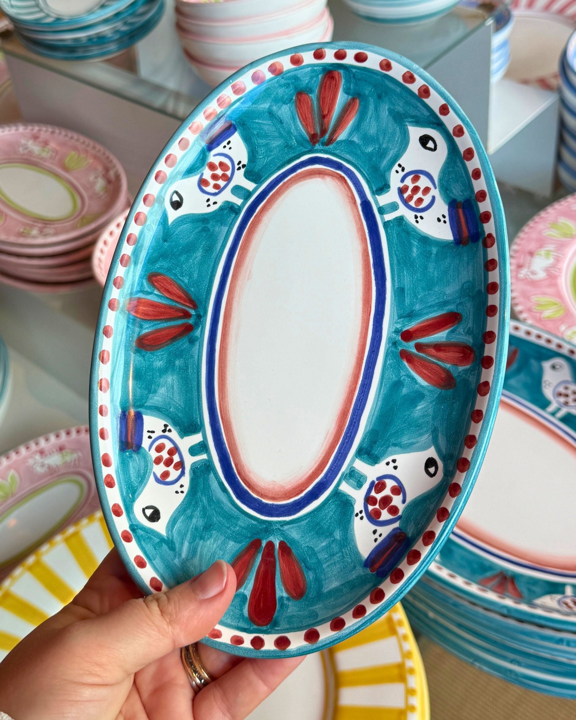 Dipinto Ceramics Amalfi ovalt keramikkfat, detalj av livlig turkis, rød og blå håndmalt fuglemotiv